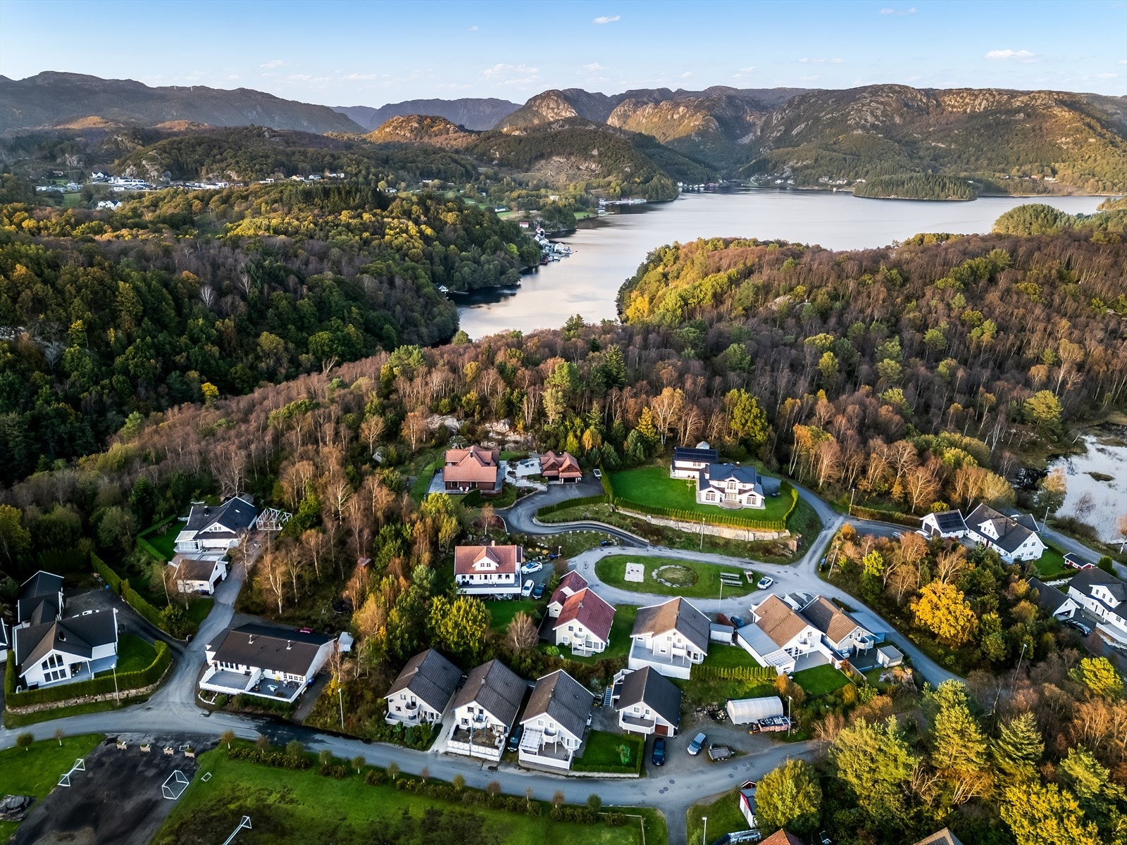 Kort avstand til fine turområder som fører til Helvikfjorden og Vanse. Galleribilde