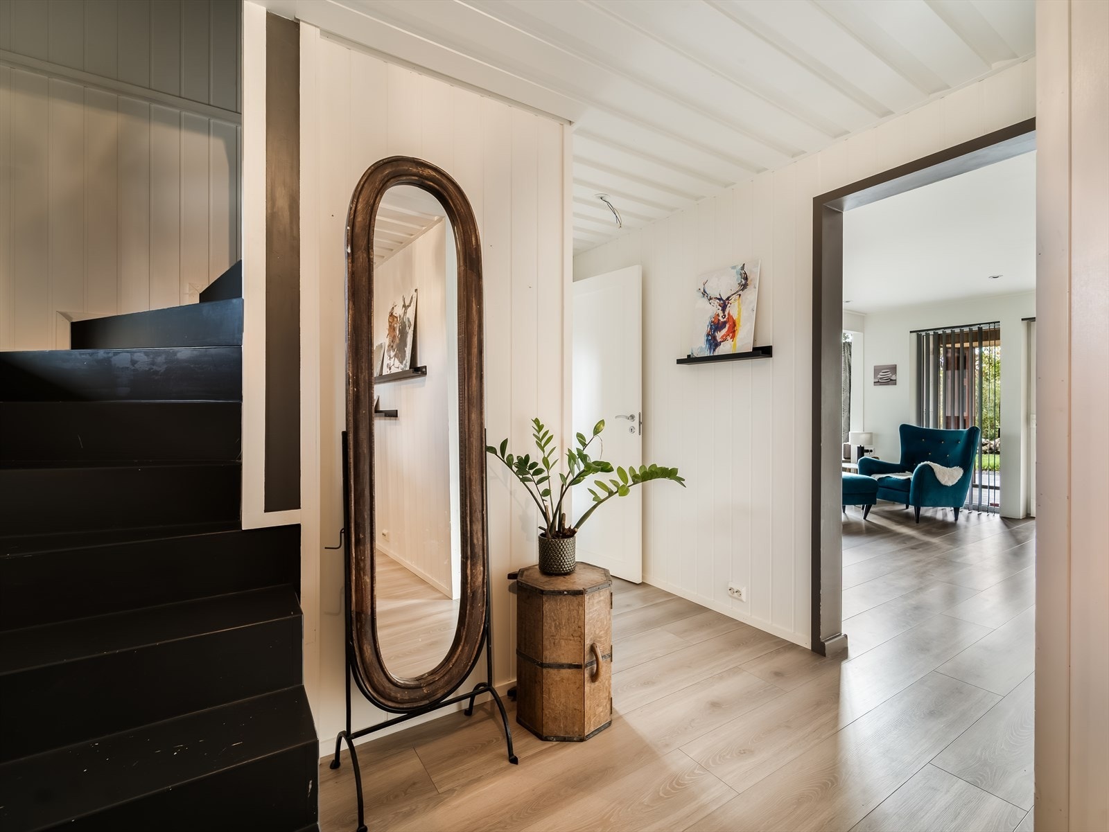 Mellomgang med adkomst til loftsetasjen. Galleribilde