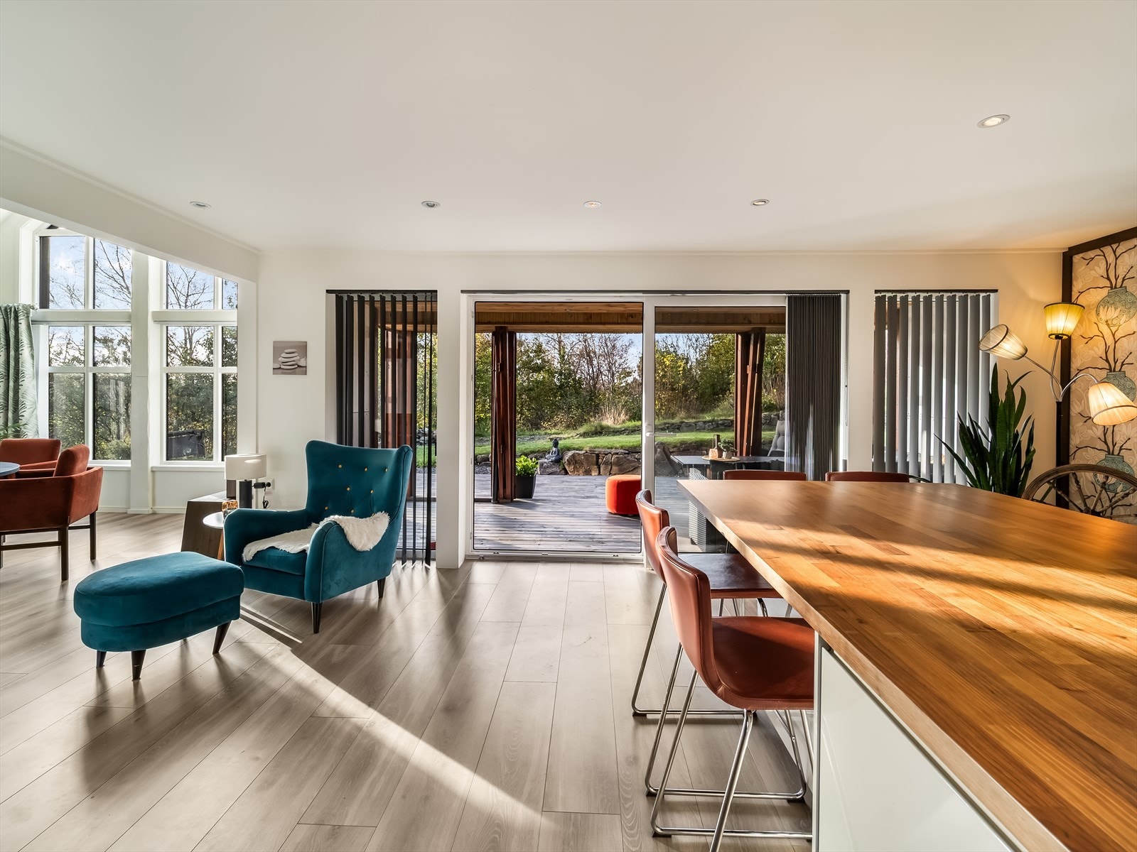 Stor skyvedør ut til bakhagen med overbygd terrasse og videre utgang til hagen. Galleribilde