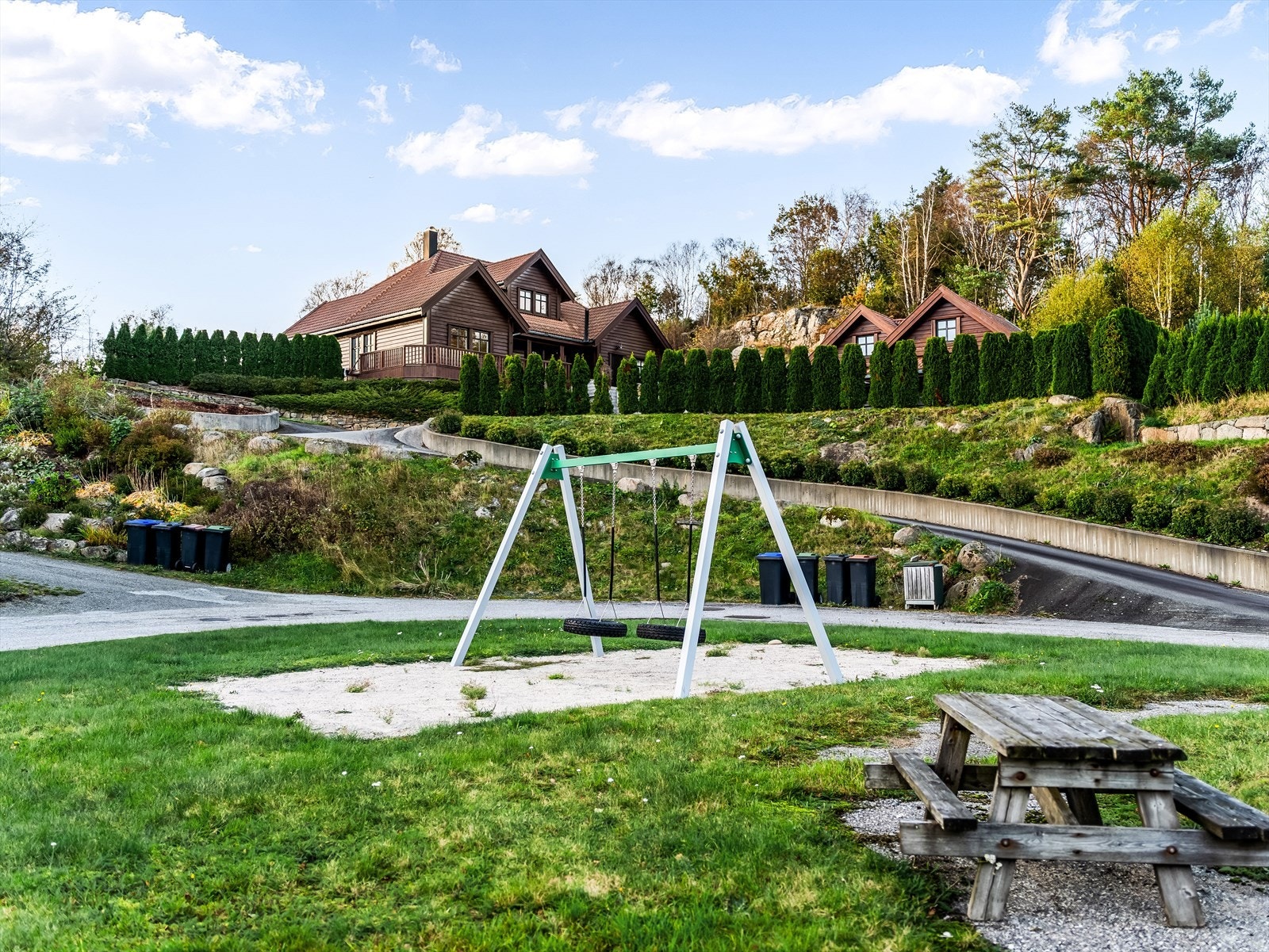 Rett ved boligen ligger det en lekeplass, samt en stor balløkke. Galleribilde