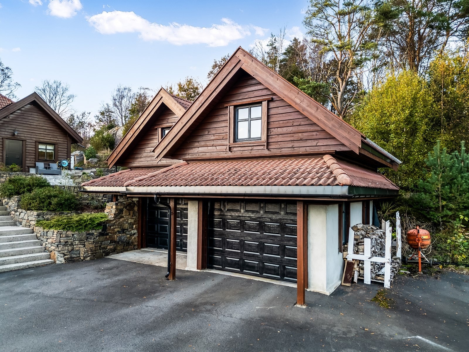 Asfaltert tun med god parkeringsplass, samt parkering i garasje. Galleribilde