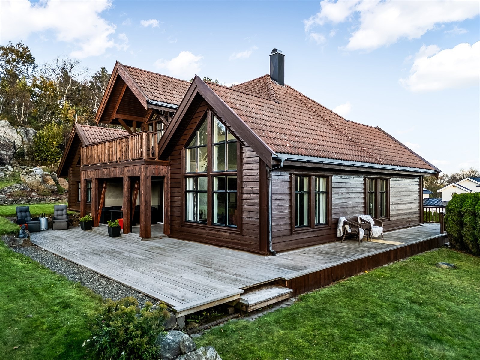 Boligen ligger fint plassert på en høyde med lite innsyn og friområde som nærmeste nabo. Galleribilde