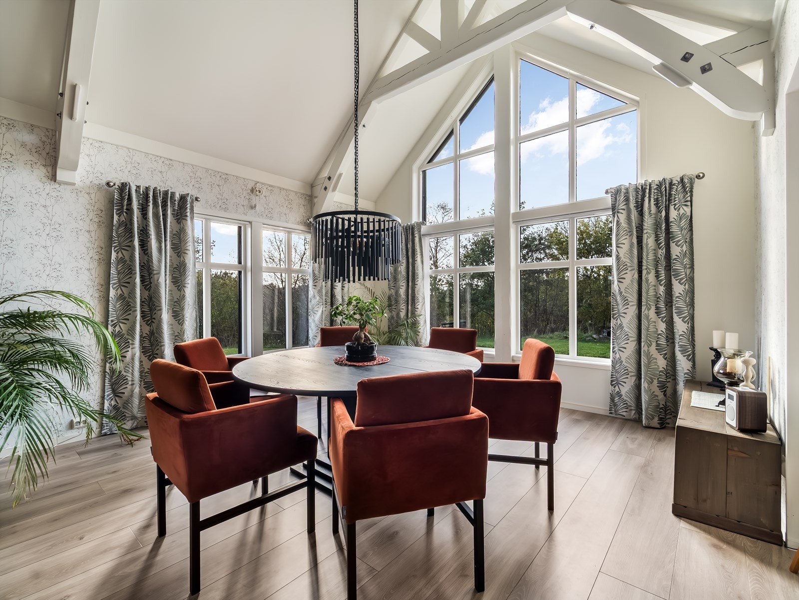 Lyst og innbydende spiseområde med moderne detaljer og fin utsikt mot naturen utenfor. Galleribilde