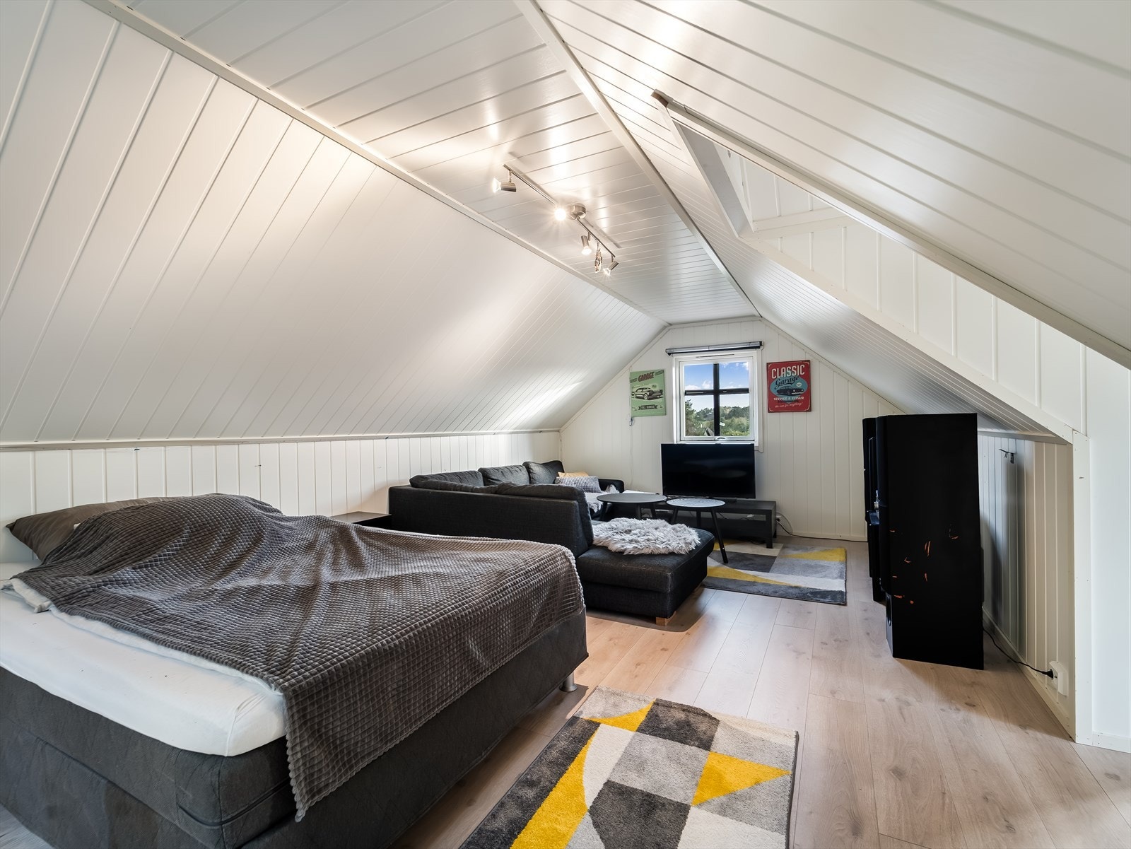 Loftet på garasjen er isolert. Rommene er ikke godkjent til rom for varig opphold, da de er godkjent som bod/oppbevaring. Galleribilde