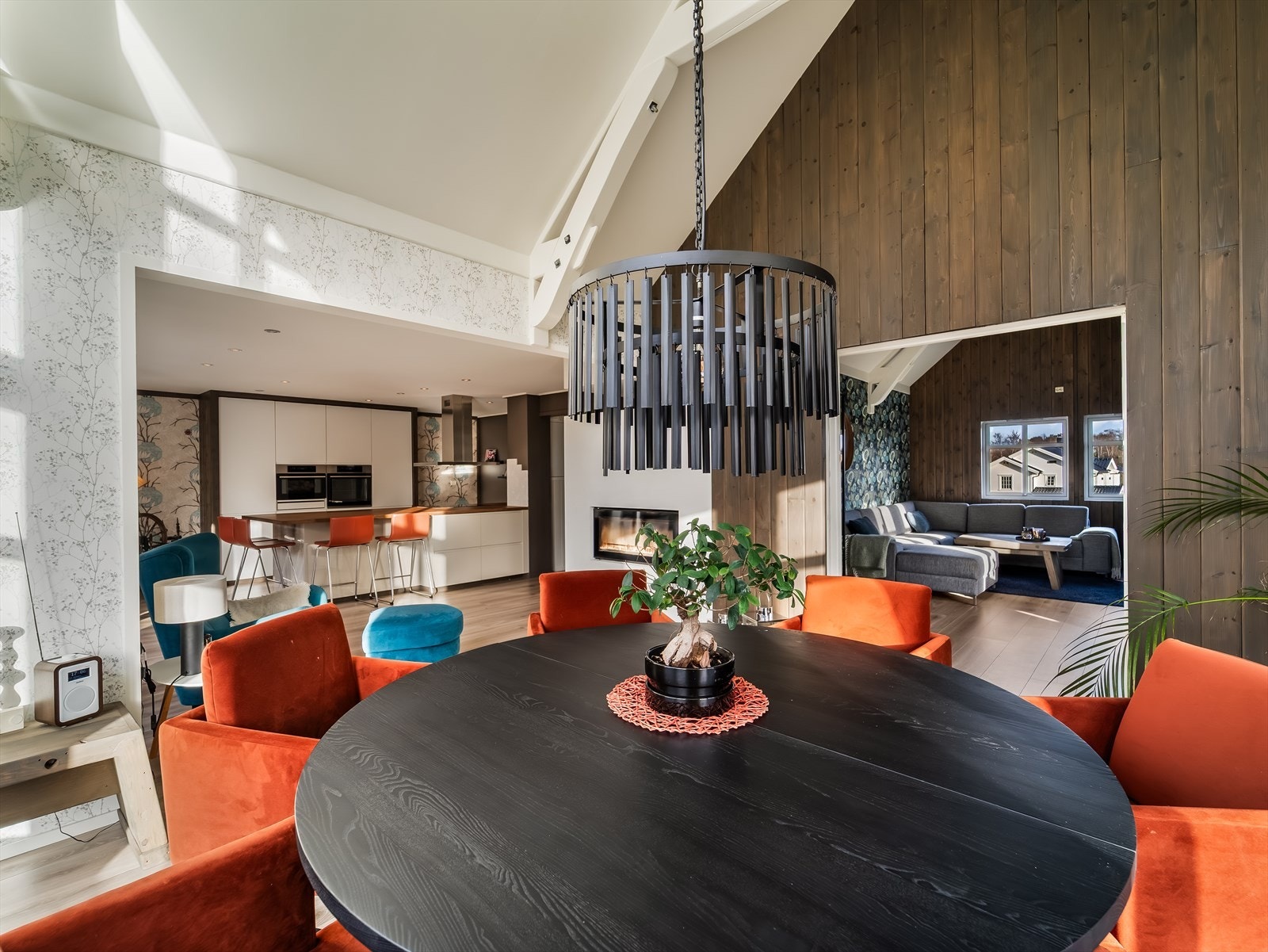 Lett adkomst mellom stuene og kjøkkenet. De store vindusflatene i rommet gir godt med lys inn. Galleribilde