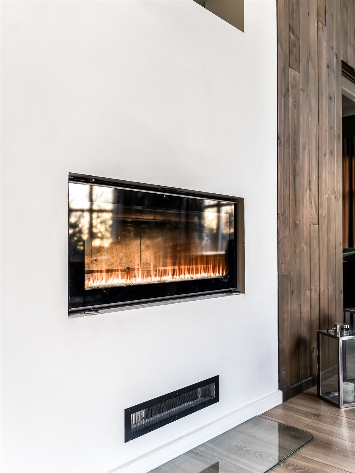 Flott vedfyrt peis, skaper godt med varme og stemning i rommet. Galleribilde