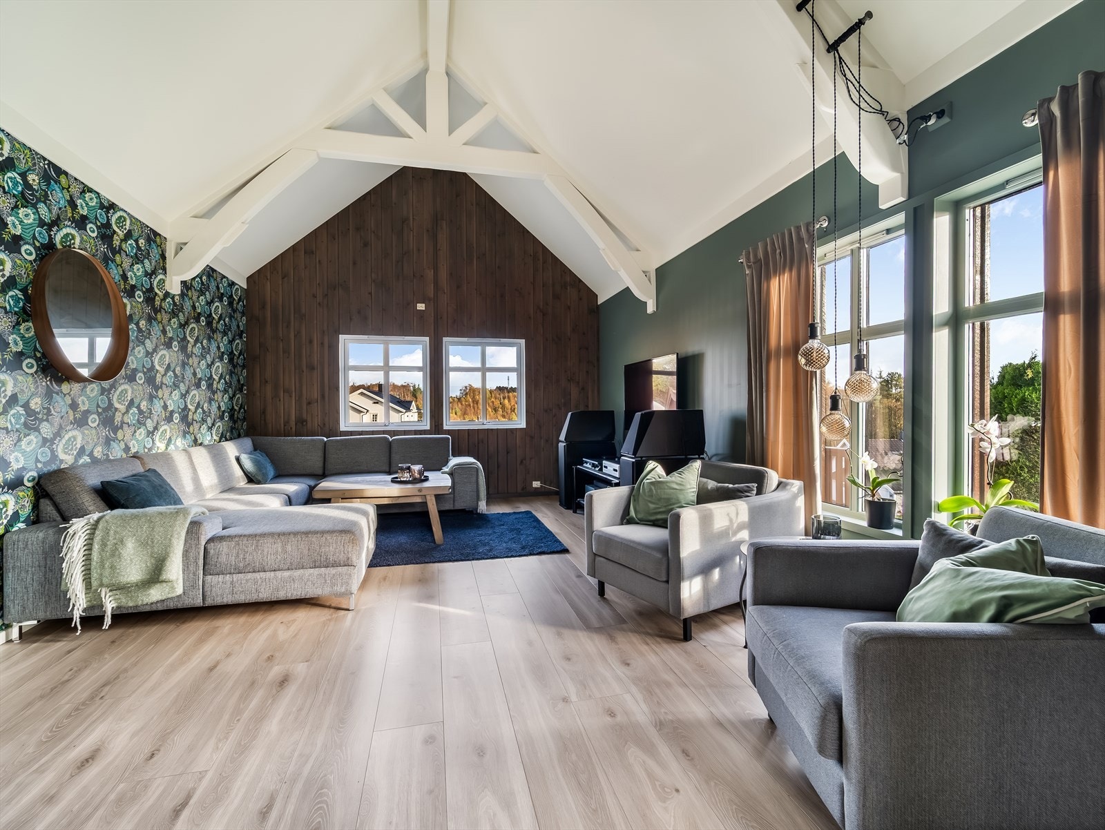 Lunt og trivelig innredet tv-stue med fine detaljer. Galleribilde