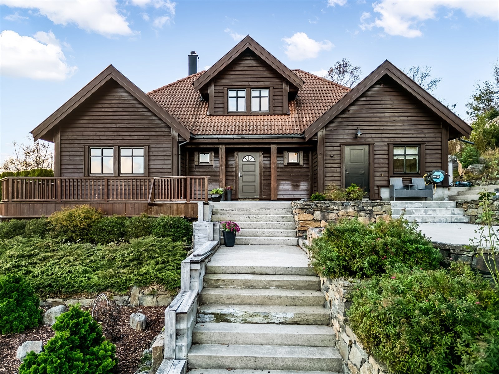 Flott utformet eiendom med støpte platåer og trapper, samt steinmurer. Galleribilde