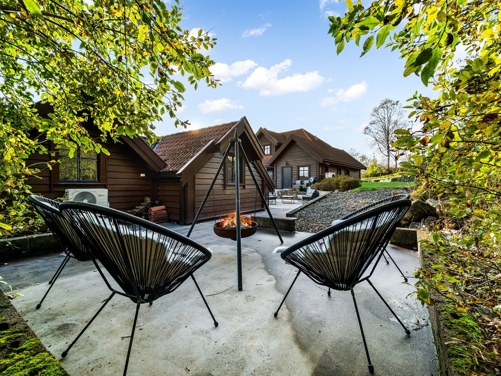 Boligen har flere fine uteområder som er pent opparbeidet. Galleribilde