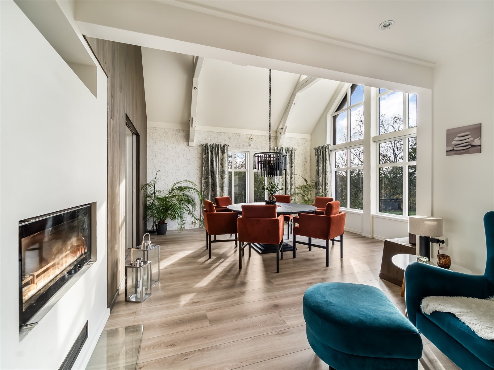 Spisestuen har en god takhøyde, som gir rommet en god atmosfære. Galleribilde