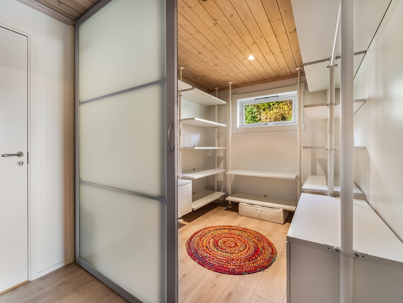 Garderoberom med skyvedører. Galleribilde