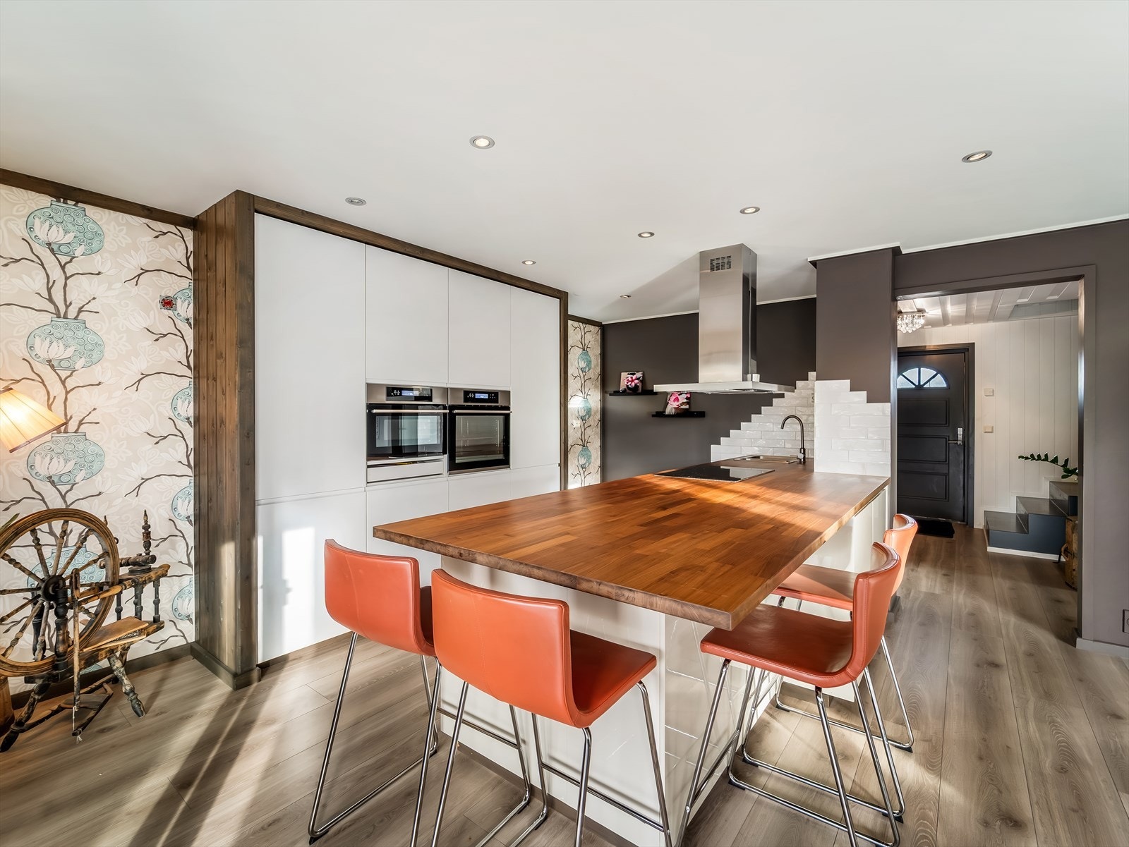 Boligen er utstyrt med et innholdsrikt og godt utformet kjøkken med innredning fra Ikea. Galleribilde