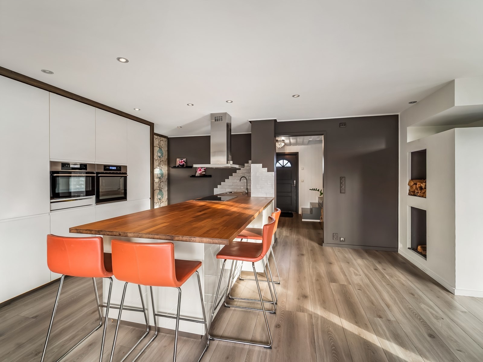 Kjøkkenet har alle hvitevarene integrert. Ekstra bred benkeplate med barstolløsning. Galleribilde