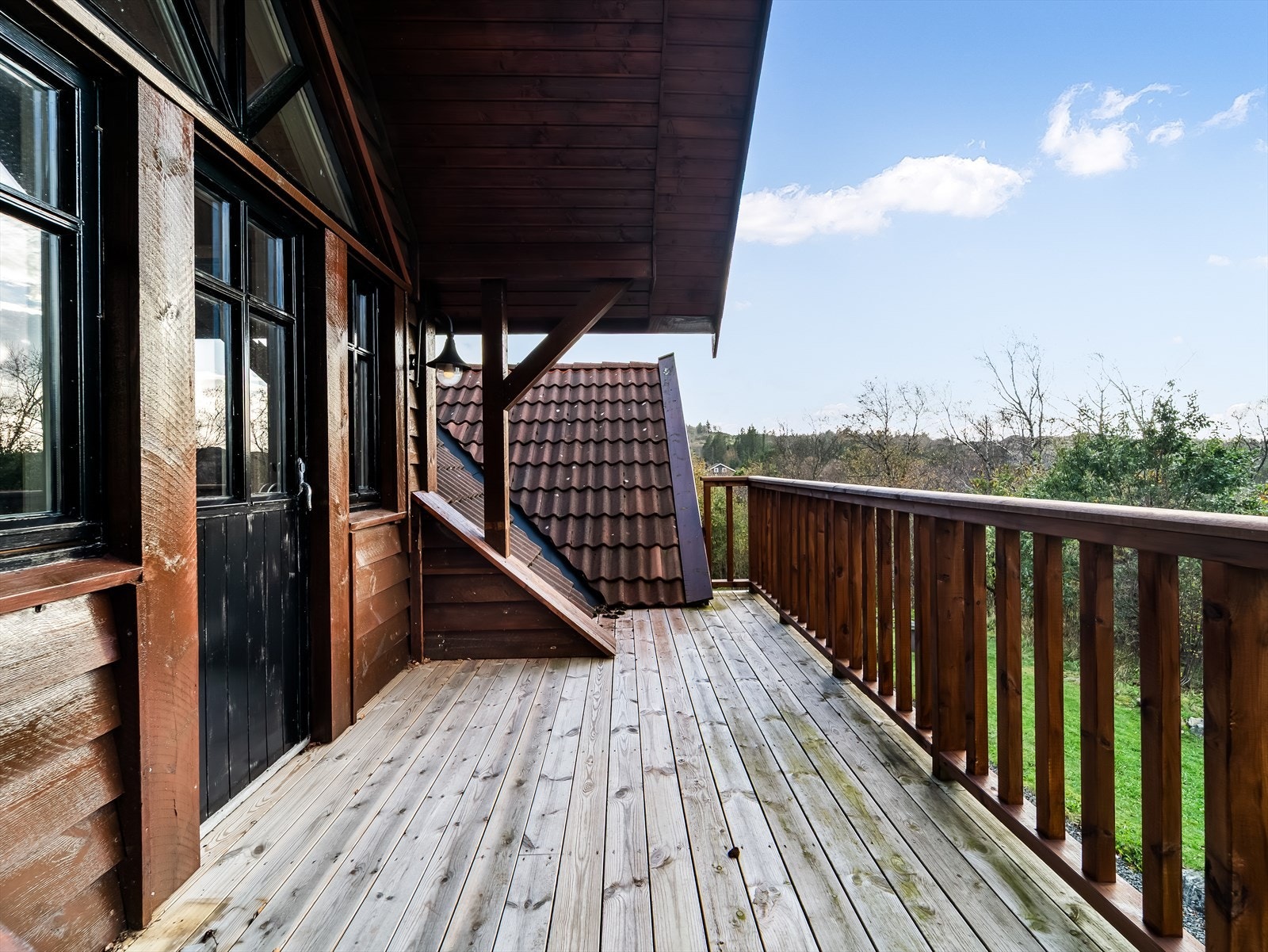 Praktisk luftebalkong med adkomst fra loftstua. Galleribilde