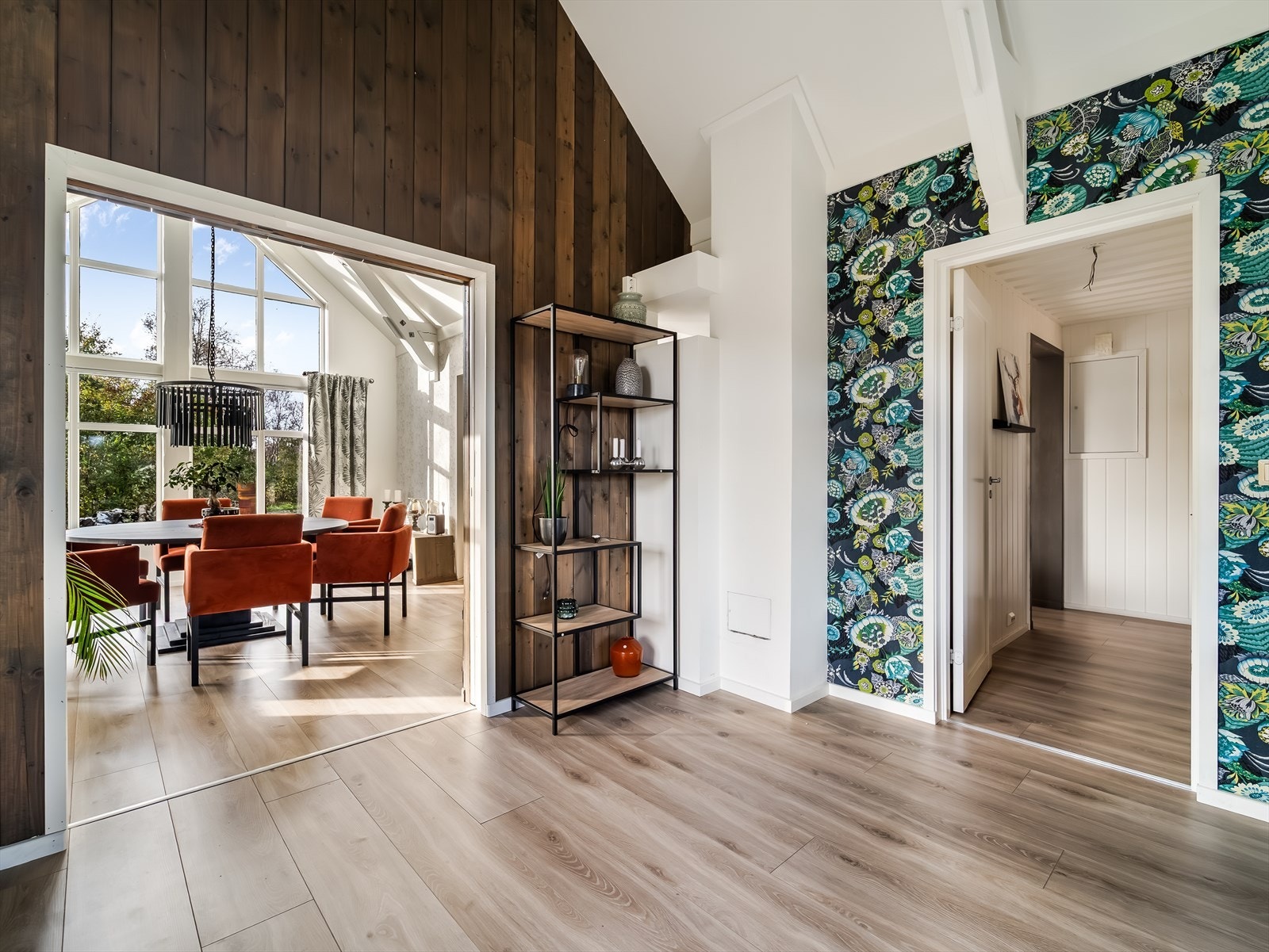 Skyvedører adskiller spisestue og tv-stue. Galleribilde