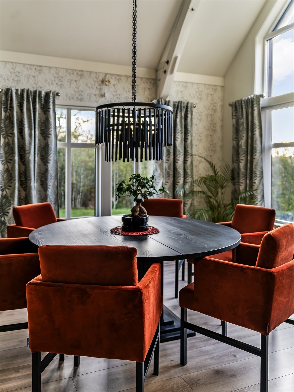 Trivelig spisestue med plass til rundt bor eller langbord ved spesielle anledninger. Galleribilde