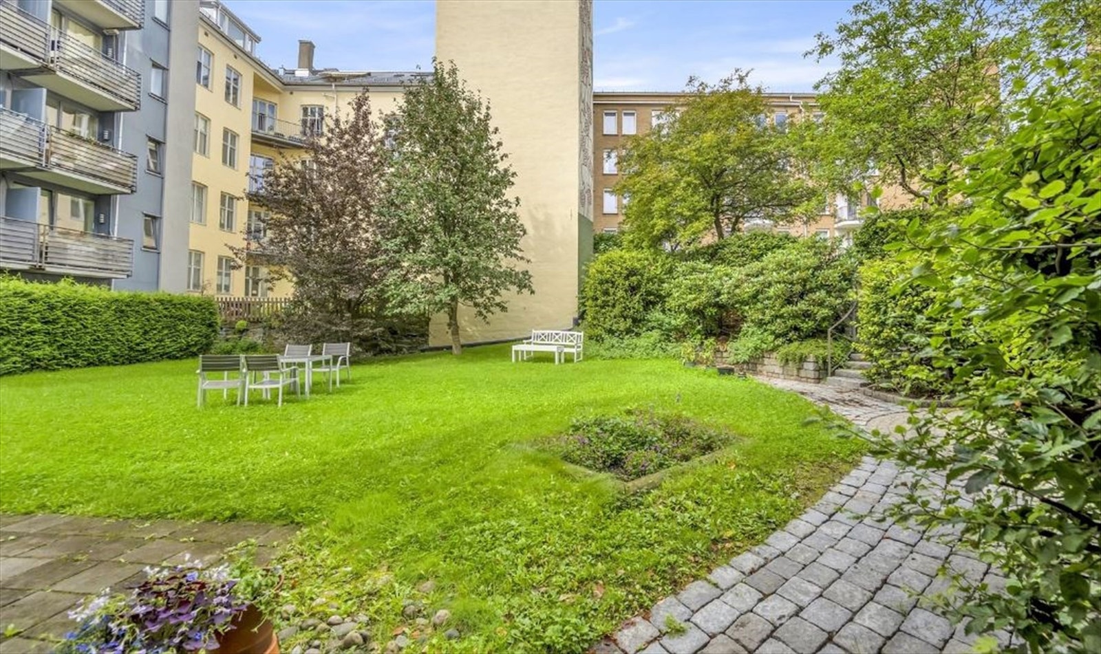 Del av hyggelig gårdshage. Galleribilde