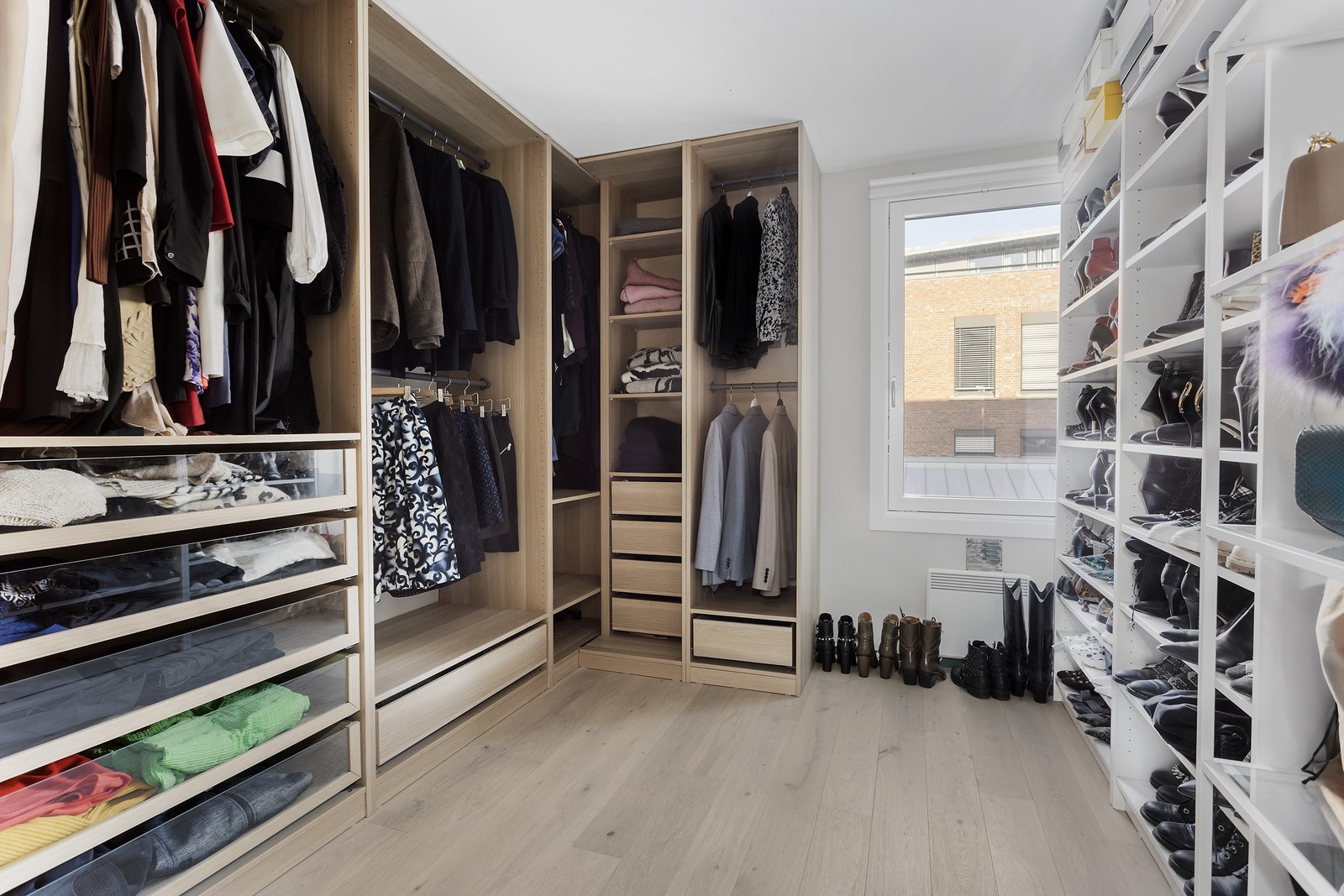 Ett av soverommene (vis a vis hovedsoverom) benyttes som walk in closet. Galleribilde