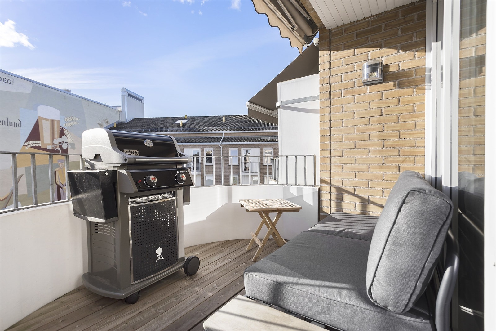 Solrik balkong vendt mot hyggelig gårdshage i Lilleparken borettslag. Galleribilde