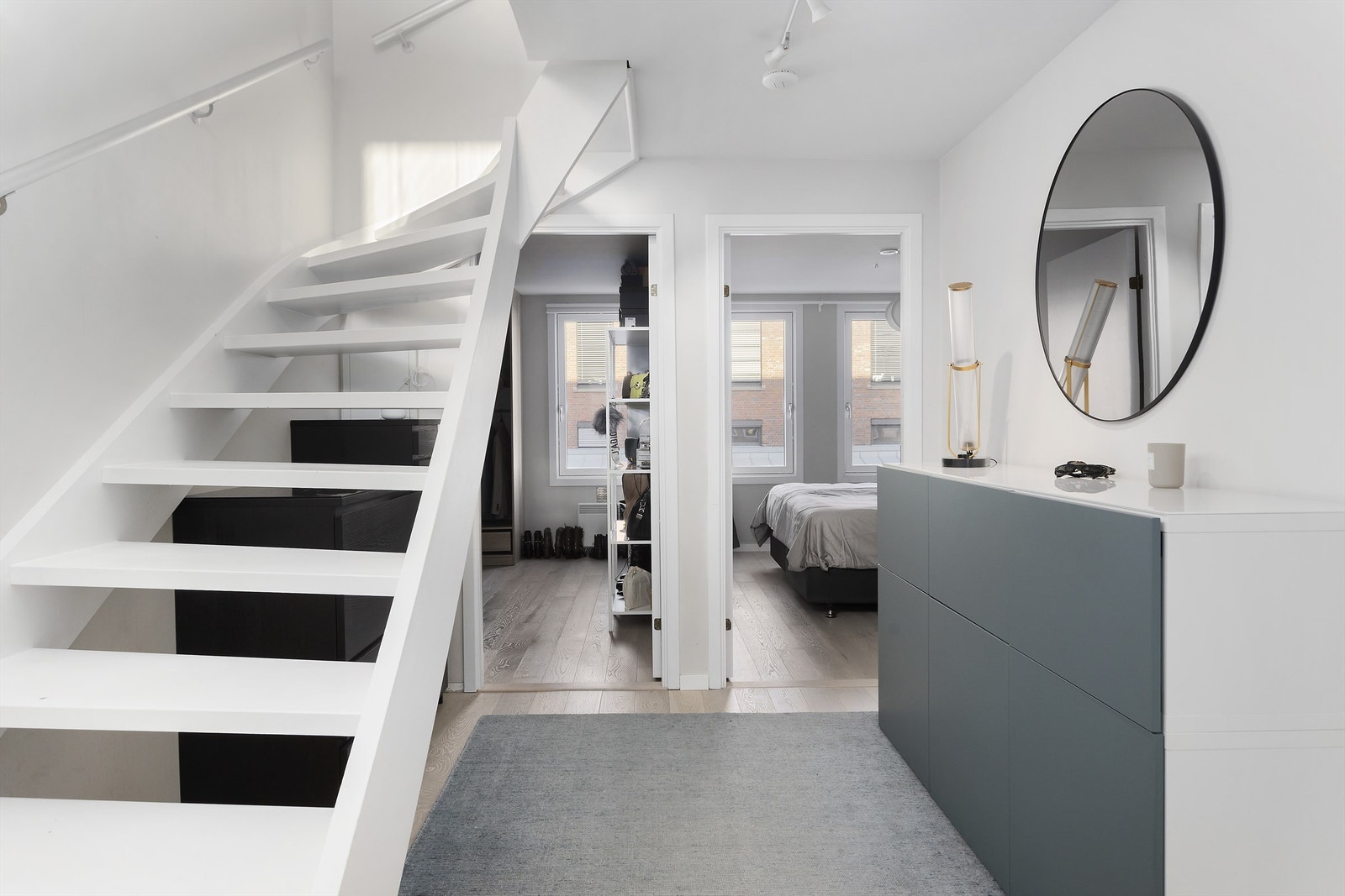 Hall med trapp opp til stue, kjøkken og gjesterom. Galleribilde