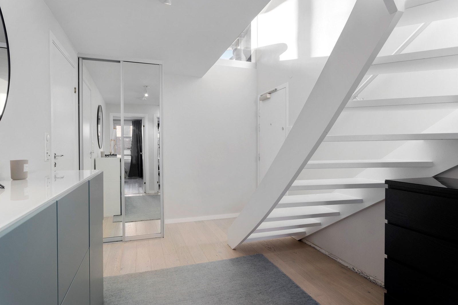 Hyggelig hall entre med skyvedørsgarderobe. Galleribilde