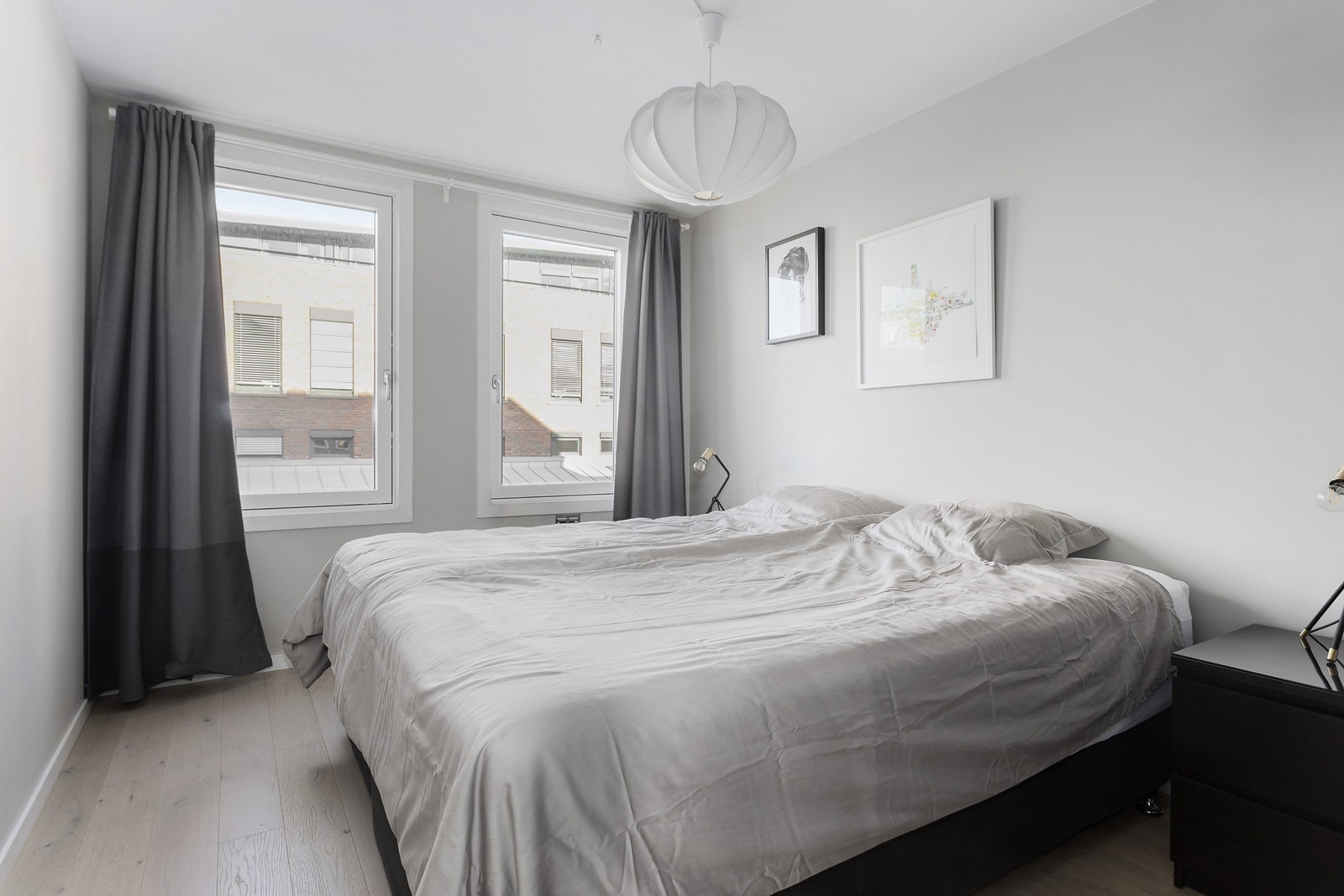 Stort hovedsoverom med dobbeltseng. Galleribilde