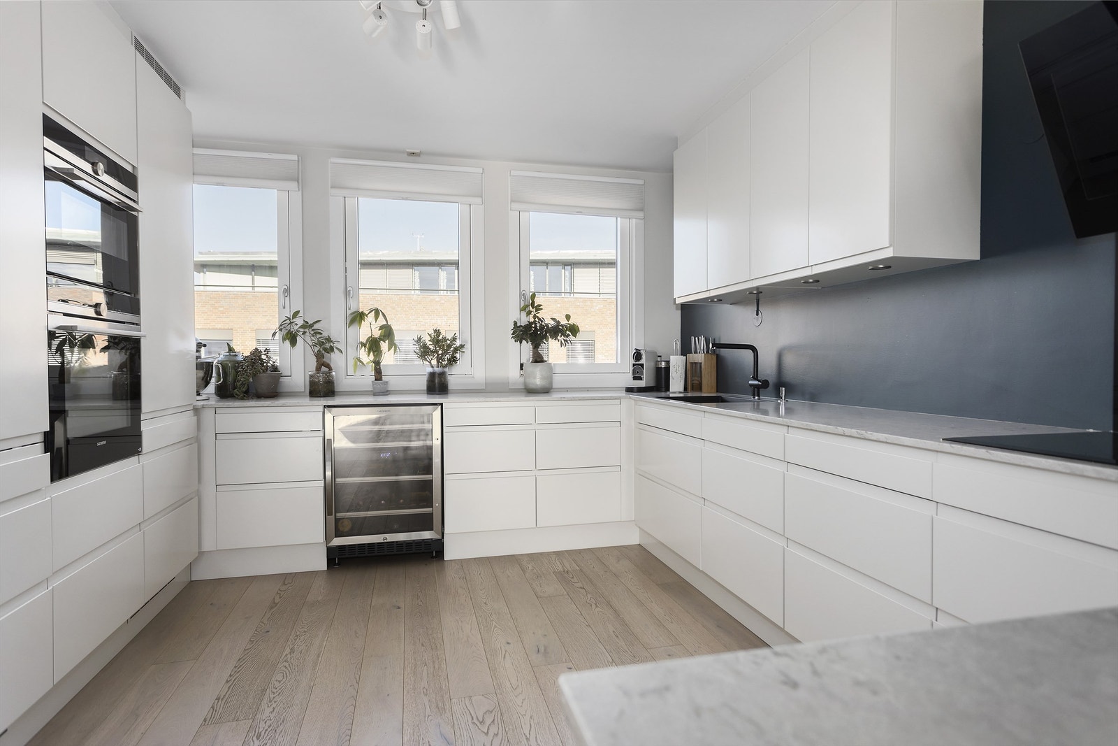 Nyere meget pent kjøkken med svært god skap- og benkeplass. Integrerte hvitevarer medfølger. Galleribilde