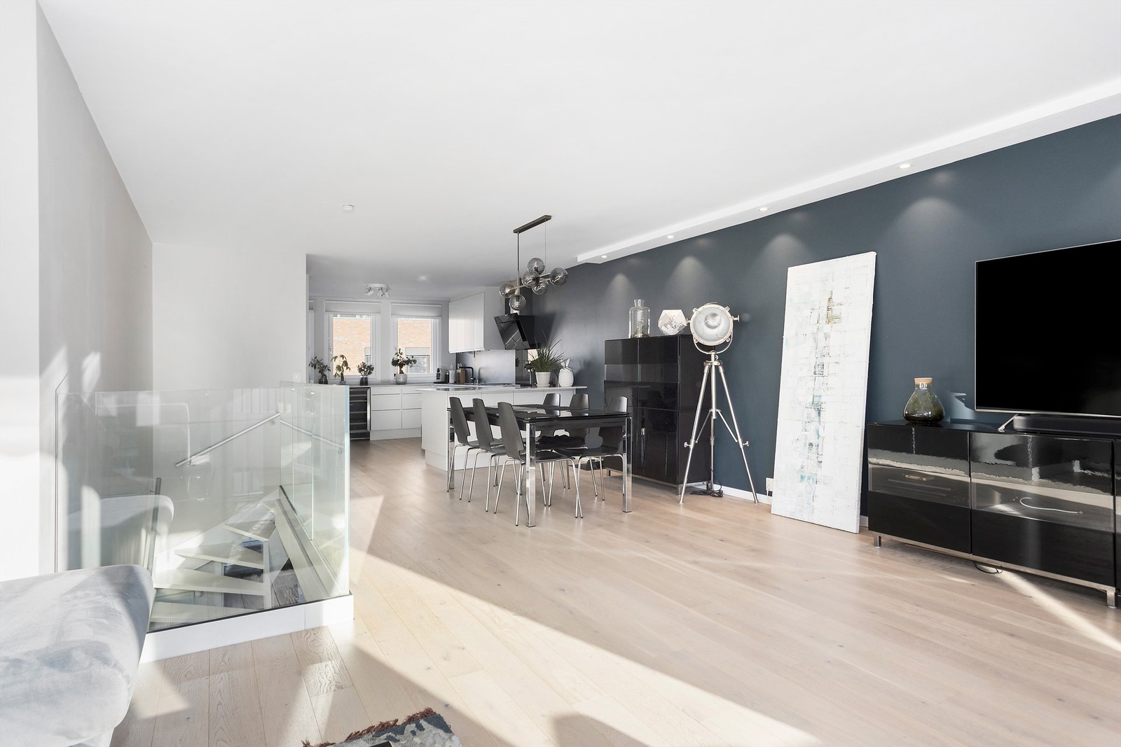 Praktisk spisestue rett ved kjøkkenet. Galleribilde