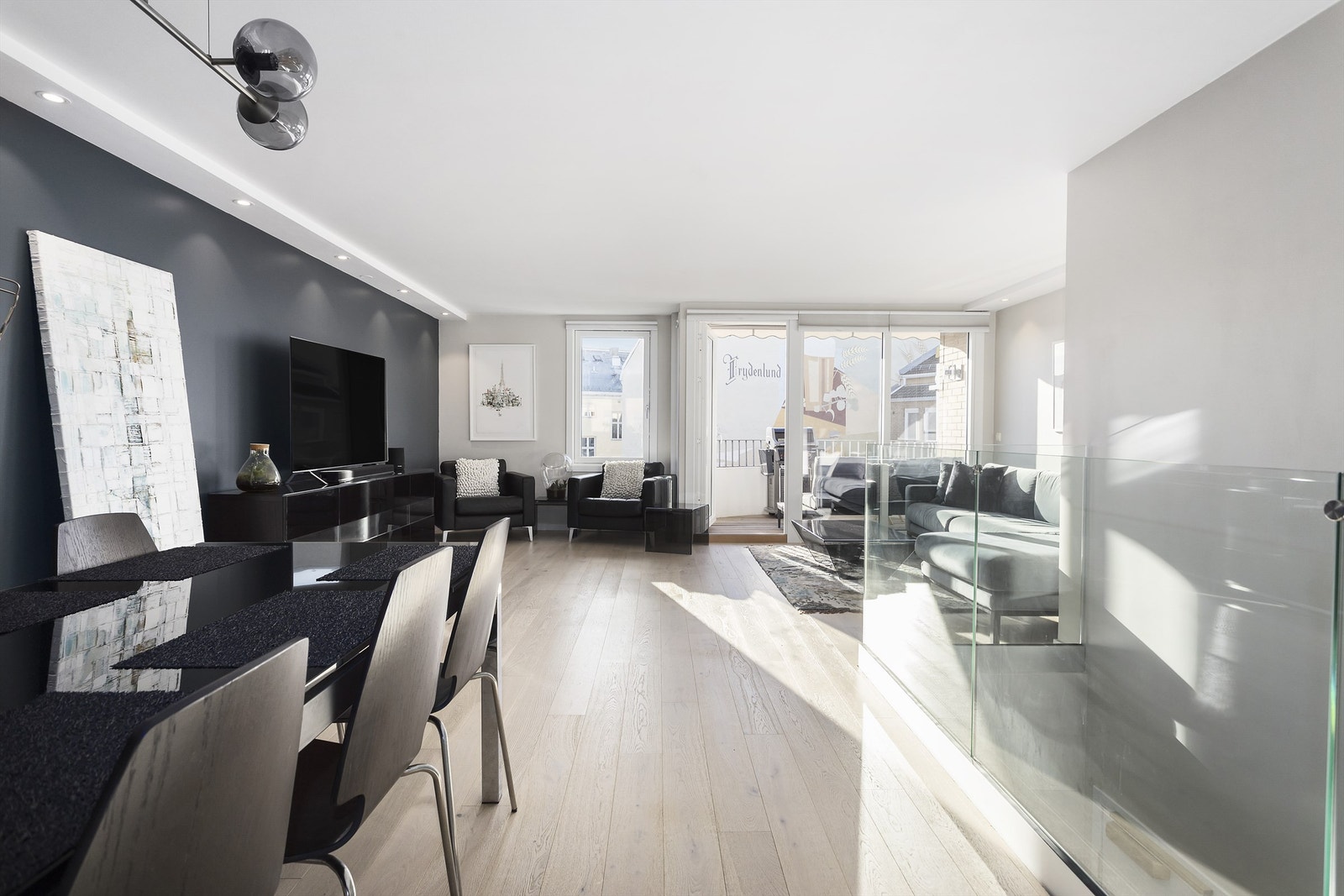 Stor stue med god plass til sofadel og spisestue. Galleribilde