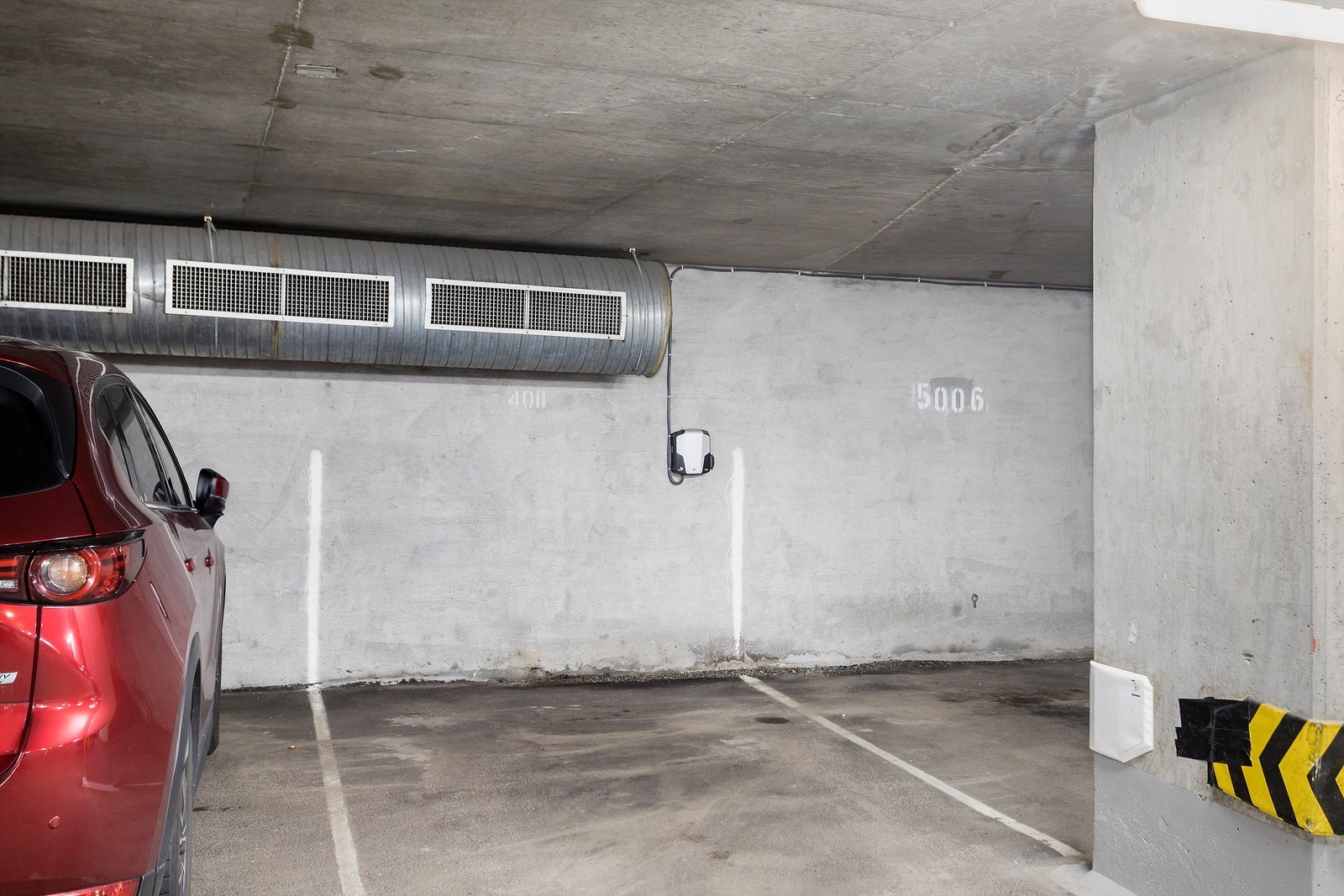 Fast garasjeplass med el-lader medfølger. Galleribilde