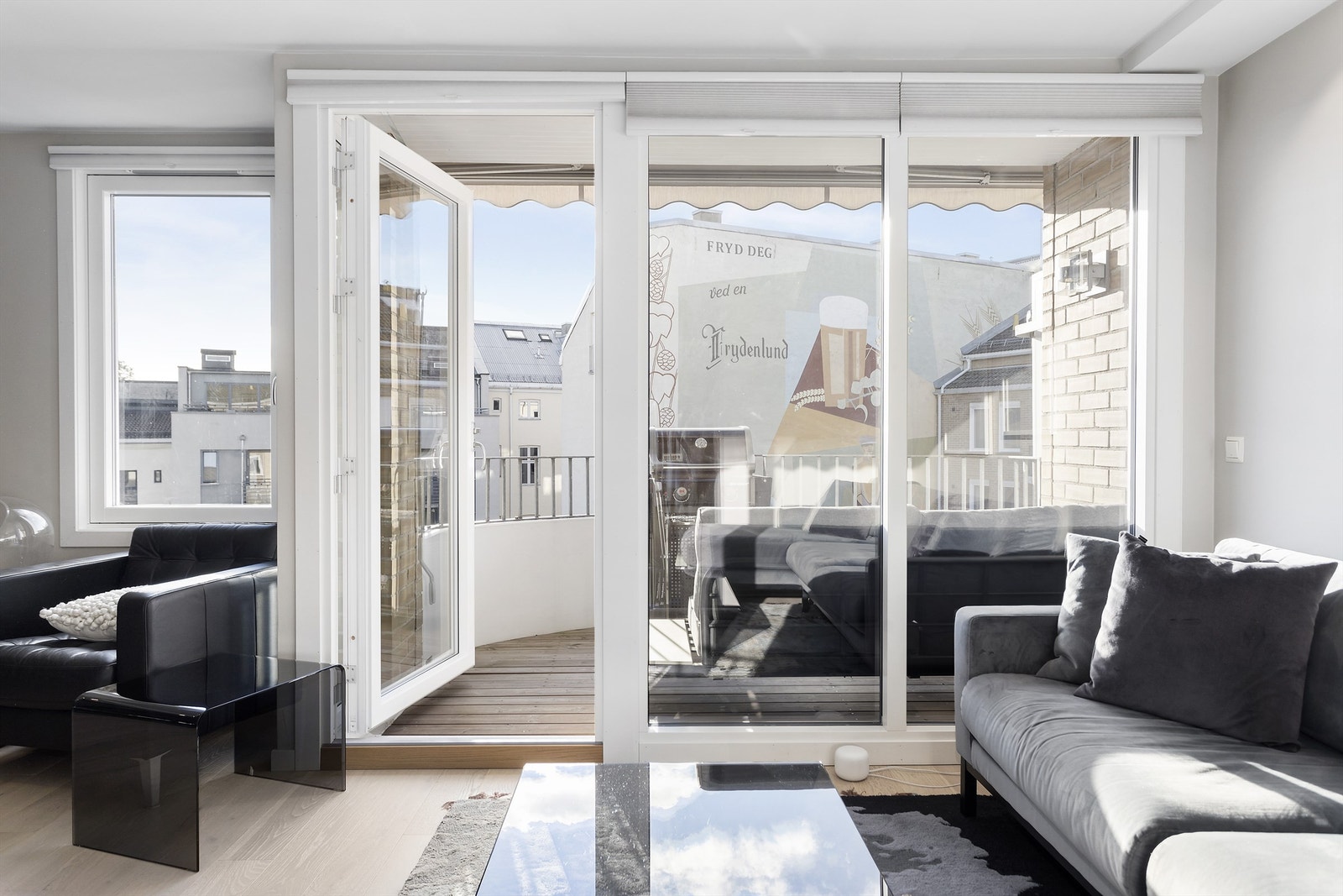 Stor og lys stue med utgang hyggelig solrik balkong. Galleribilde