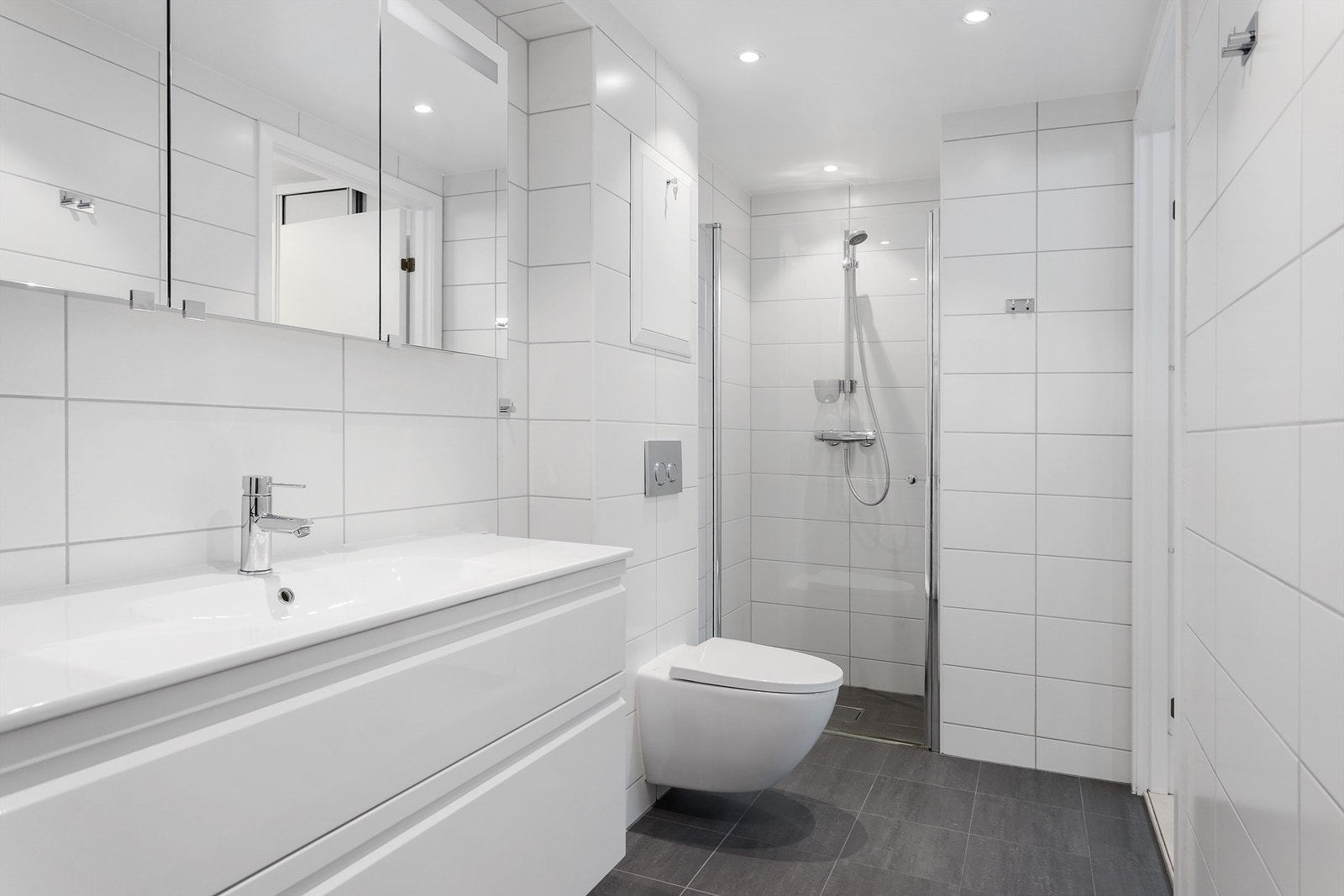 Delikat nyere baderom med varme i gulv. Galleribilde