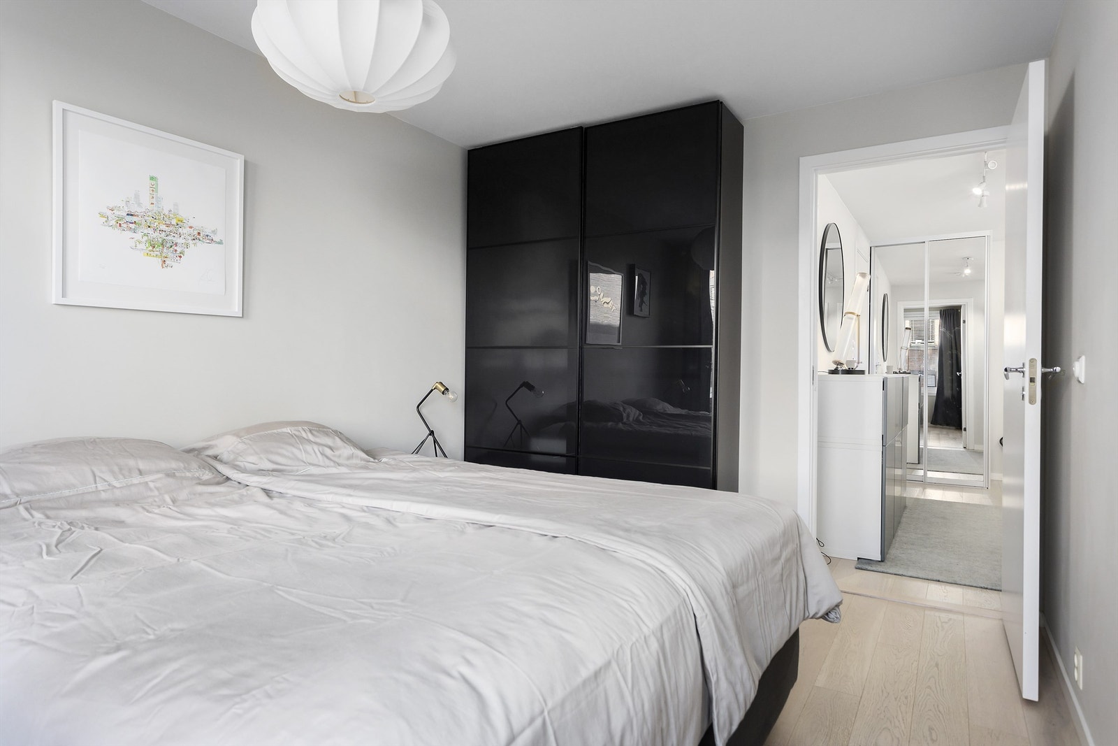 Garderobeskap med skyvedører. Galleribilde