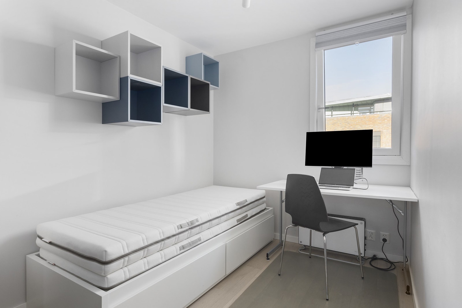 Soverom i god størrelse med utrekkbar seng og kontorplass. Galleribilde