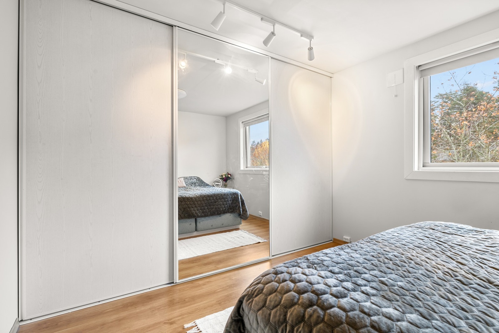 3-dørs skyvedørsgarderobe fra 2012 på hovedsoverom. Galleribilde