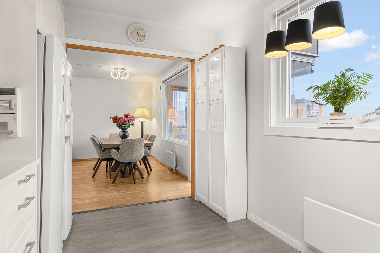 Kjøkkenet er fint plassert med åpen løsning mot stuen. Galleribilde
