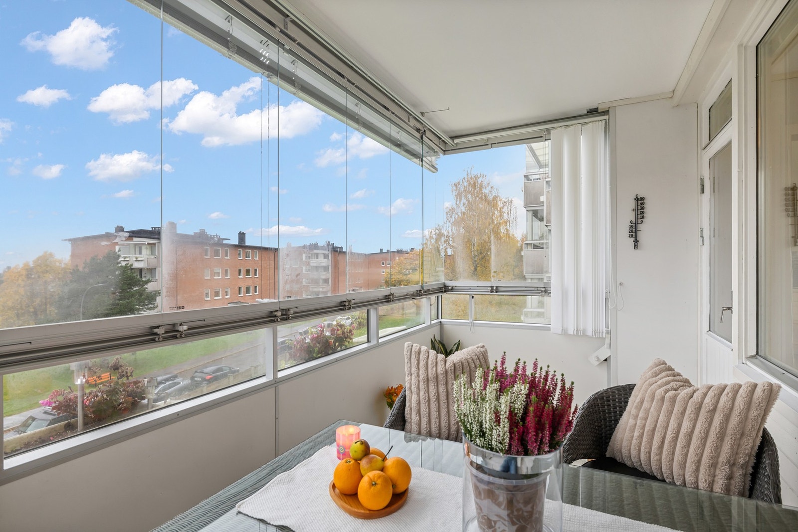 Usjenert, rolig, solrik, barnevennlig og sentral beliggenhet. Galleribilde