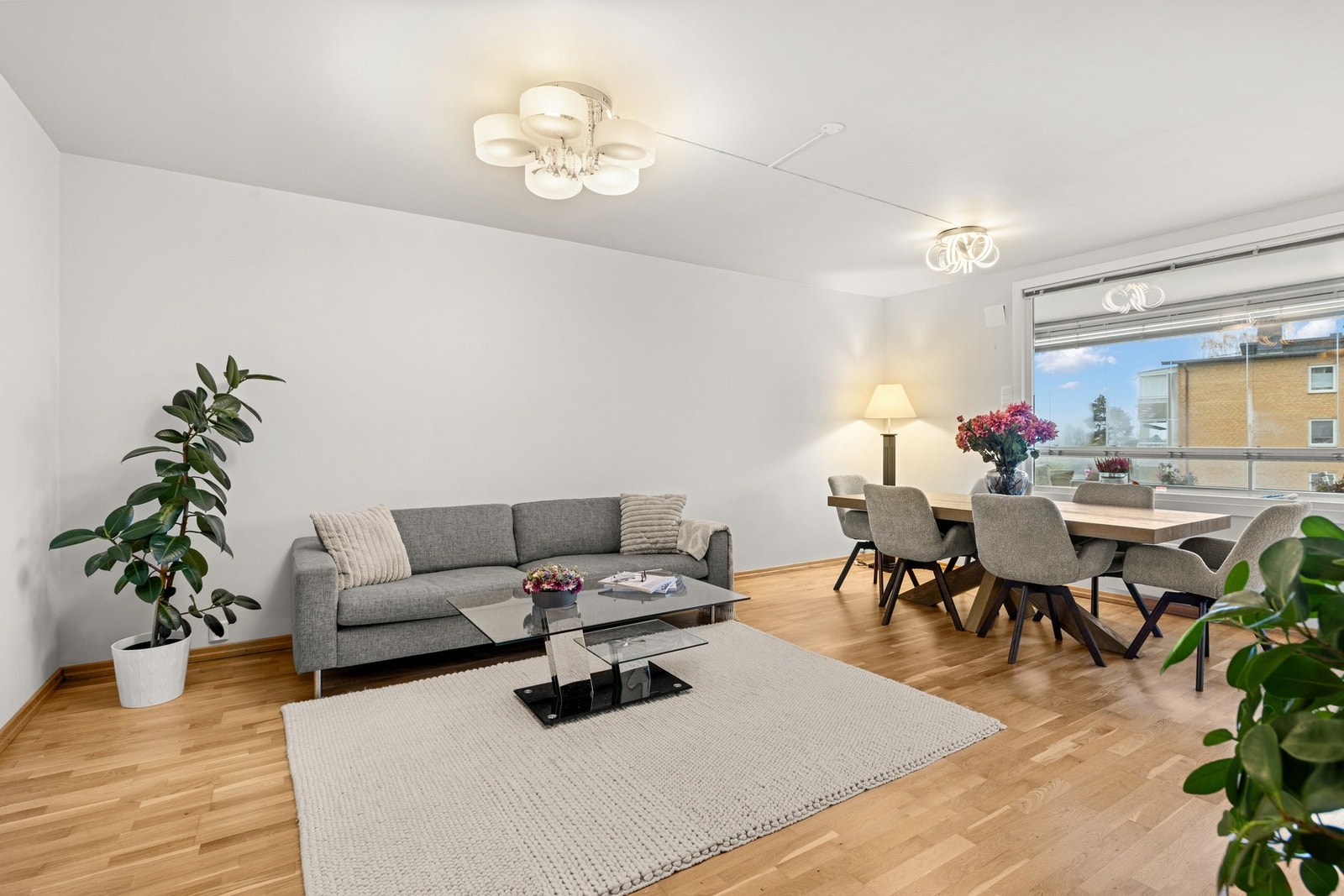 Lys og romslig stue med god plass til sofagruppe og spisebord. Galleribilde