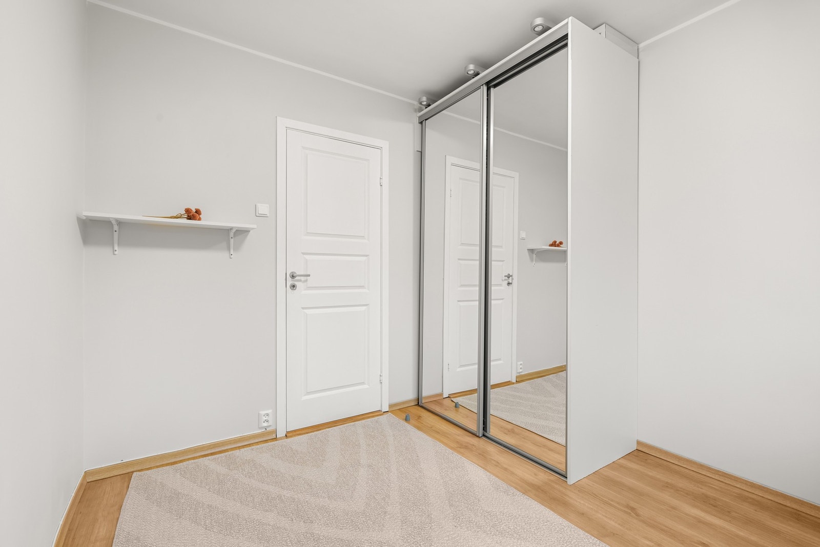 2-dørs skyvedørsgarderobe fra 2025 på det minste soverommet. Galleribilde