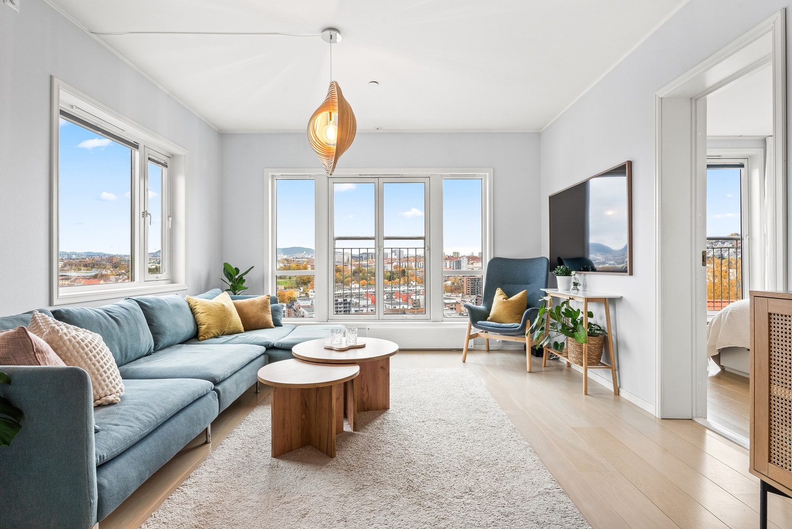 Leiligheten får godt med naturlig lysinnslipp fra store vindusflater. Det er montert plisségardiner fra Markisemannen i de fleste rom. Galleribilde