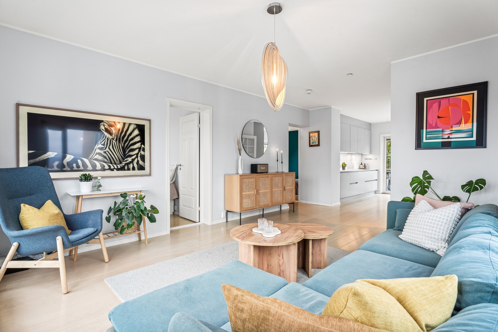 Her er det fin plass til å innrede med sofagruppe, lenestoler og tv-/mediastasjon. Galleribilde