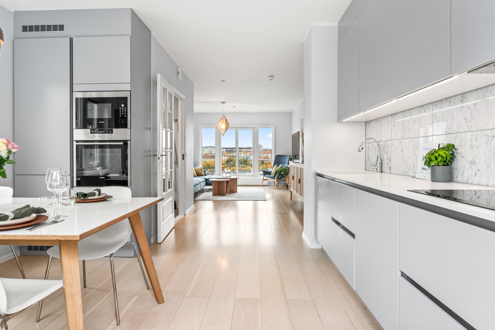 Vi tar turen videre inn mot stuen. Legg merke til gjennomlyset og utsynet. Galleribilde