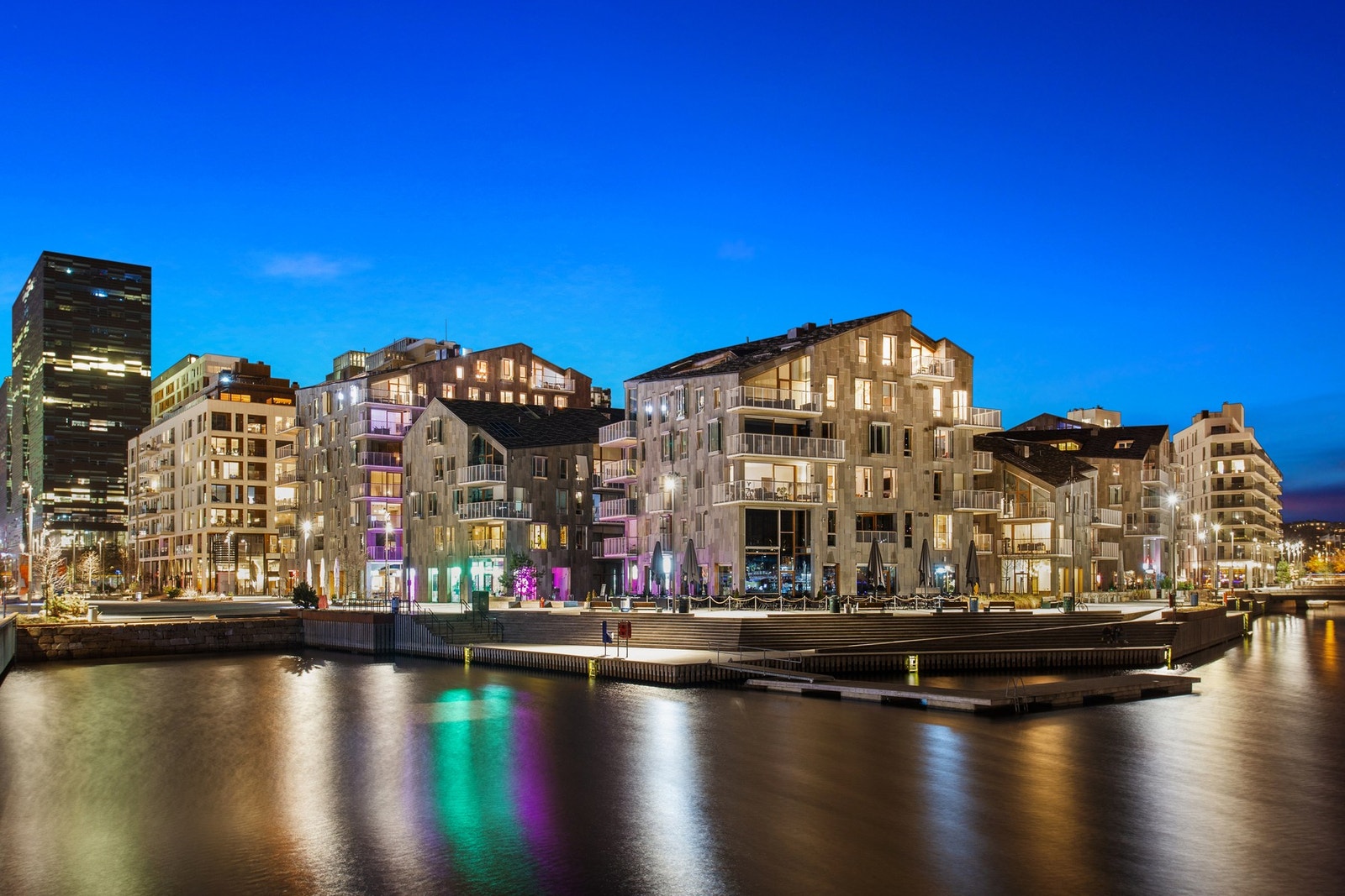 Det er kort gangavstand til bla. Bjørvika med hotspoten "Oslobukta". Galleribilde