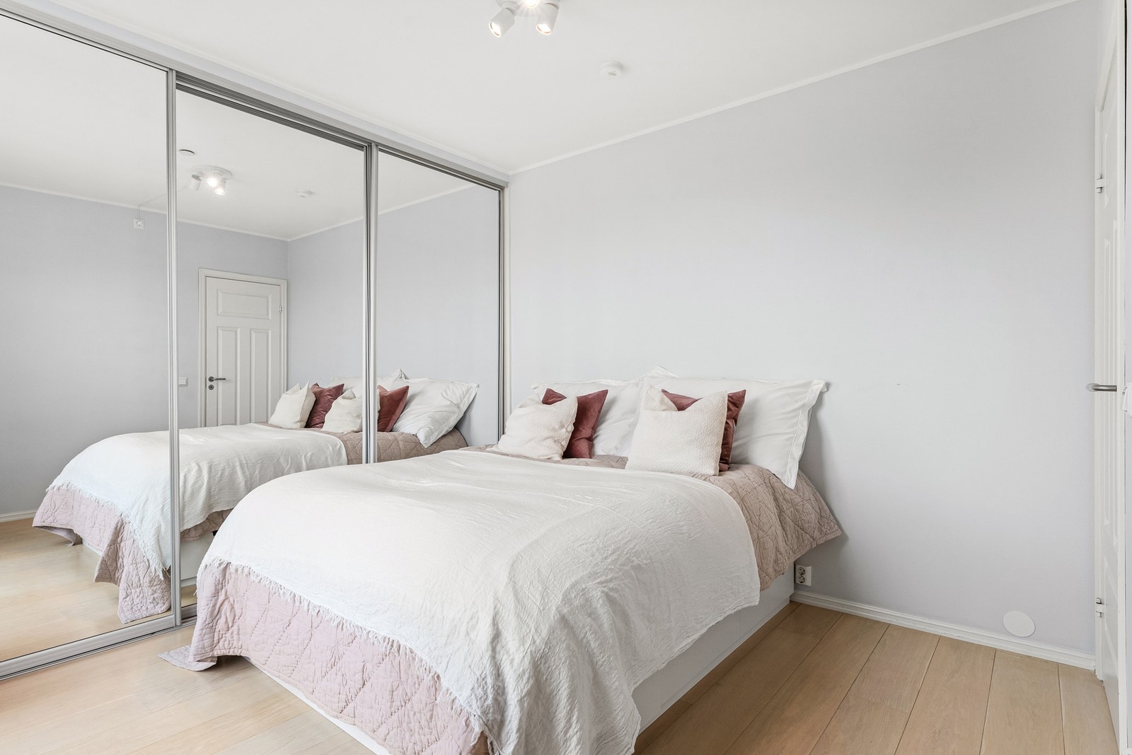 Hovedsoverommet er av god størrelse med fin plass til dobbeltseng og nattbord. Godt med oppbevaringsplass i en stor skyvedørsgarderobe. Galleribilde