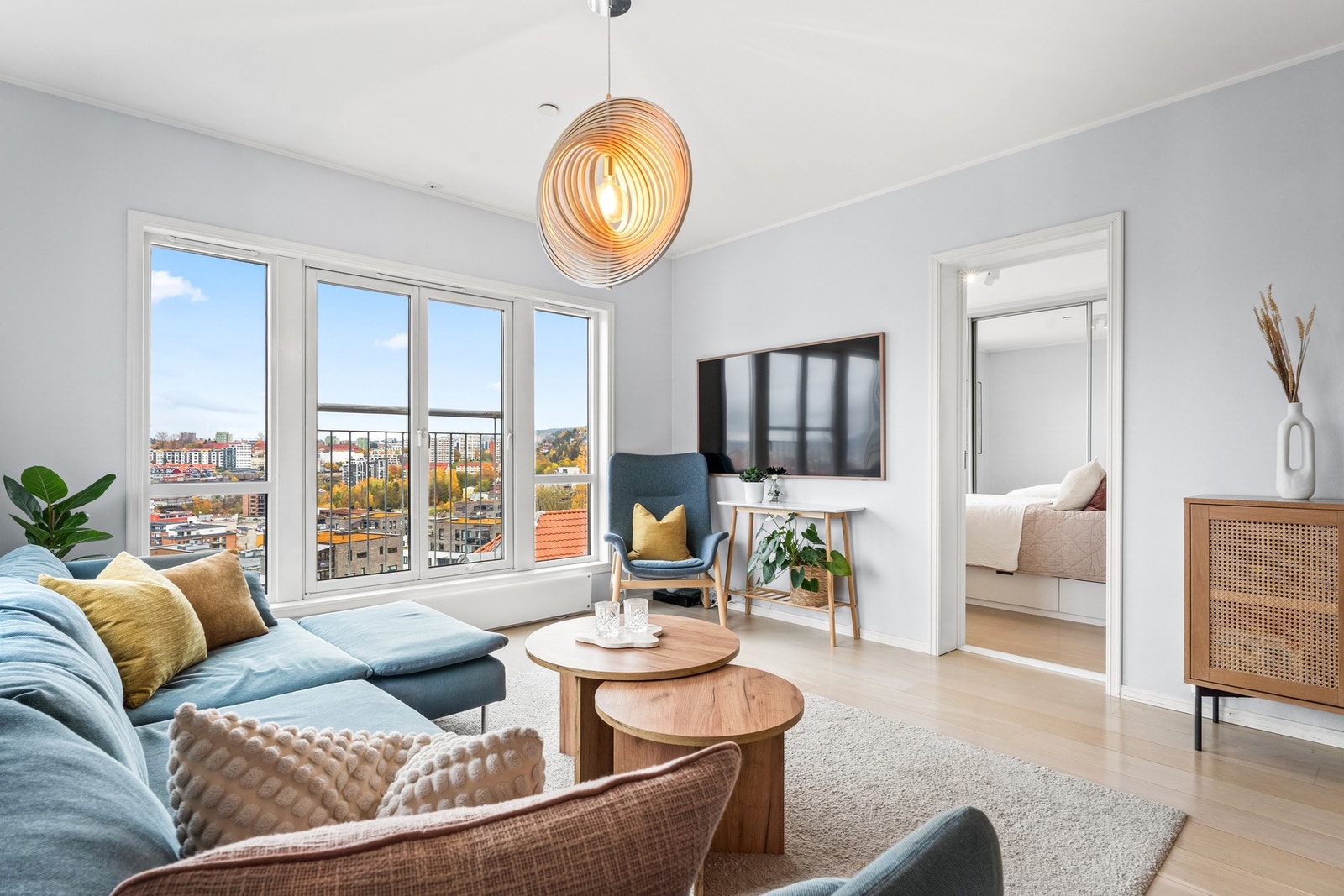 Rommet har lyst, enstavs parkett på gulvet og lysmalte, glatte overflater. Store vinduer som kan åpnes for å slippe sol og luft inn. Galleribilde