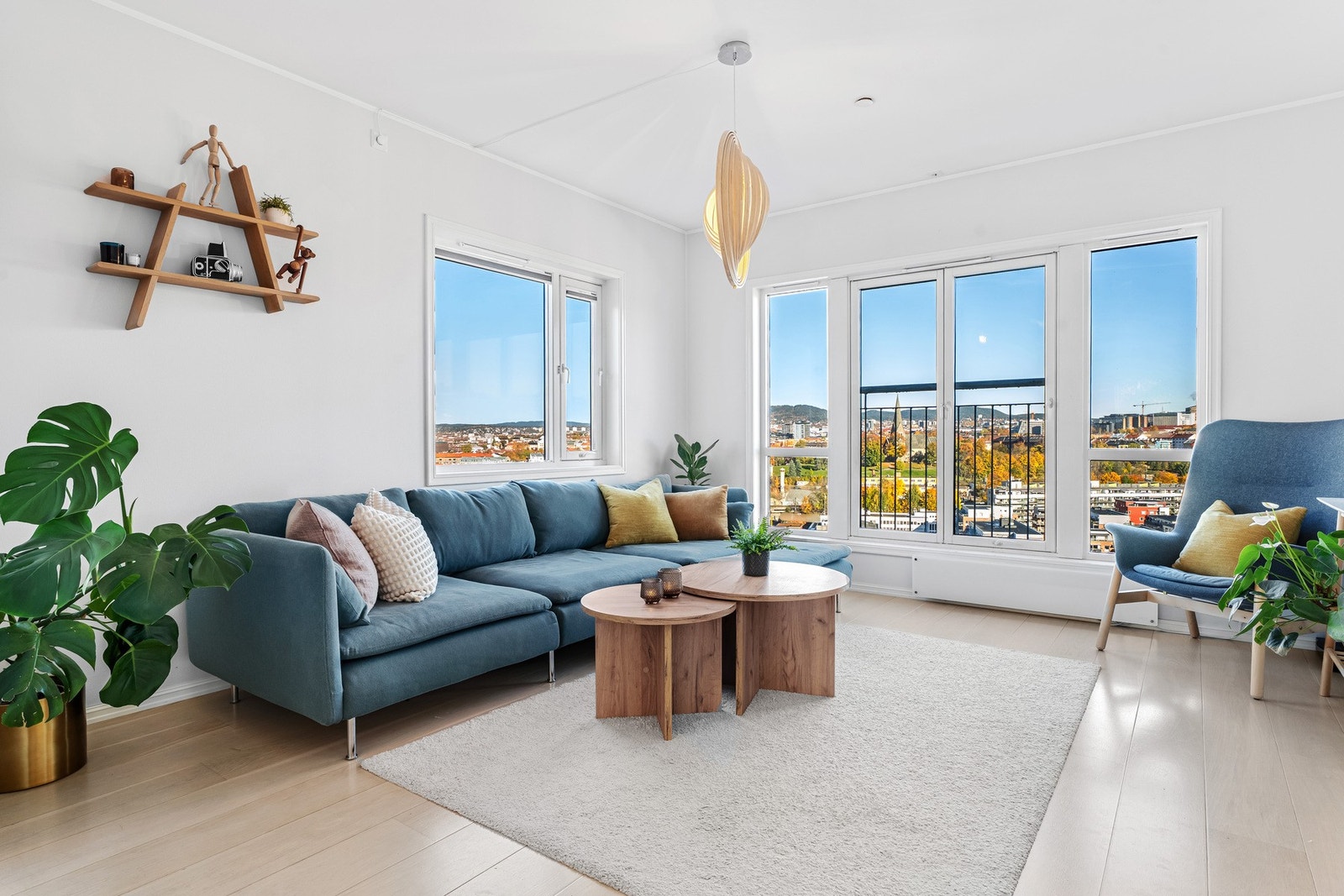 Ved stuesonen byr ekstra store, nordøstvendte vinduer på langstrakt, flott utsikt utover hovedstaden. Galleribilde