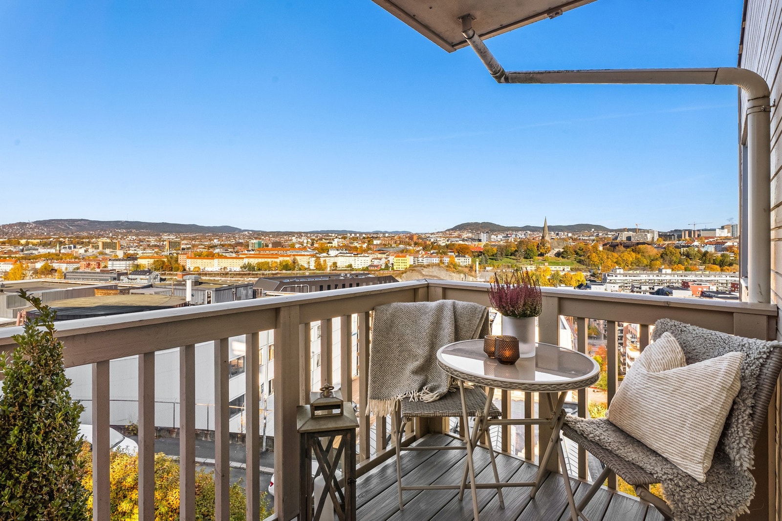 Leiligheten har adkomst via en utvendig trapp til et eget, overbygd inngangsparti. Her er det plass til et lite kafè-sett. Galleribilde