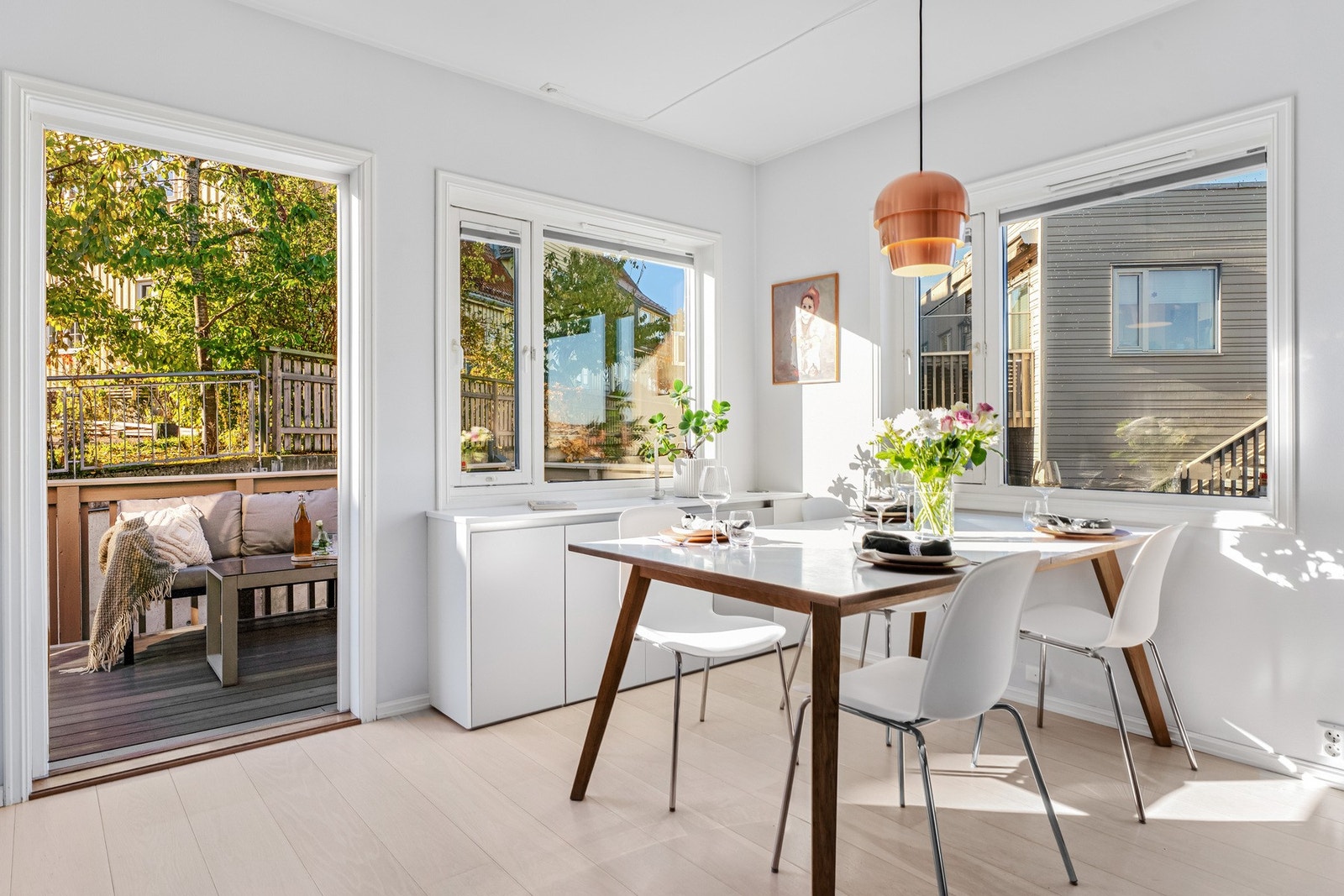 I sonen ved utgangen til balkongen passer det utmerket å innrede med et spisebord. Galleribilde