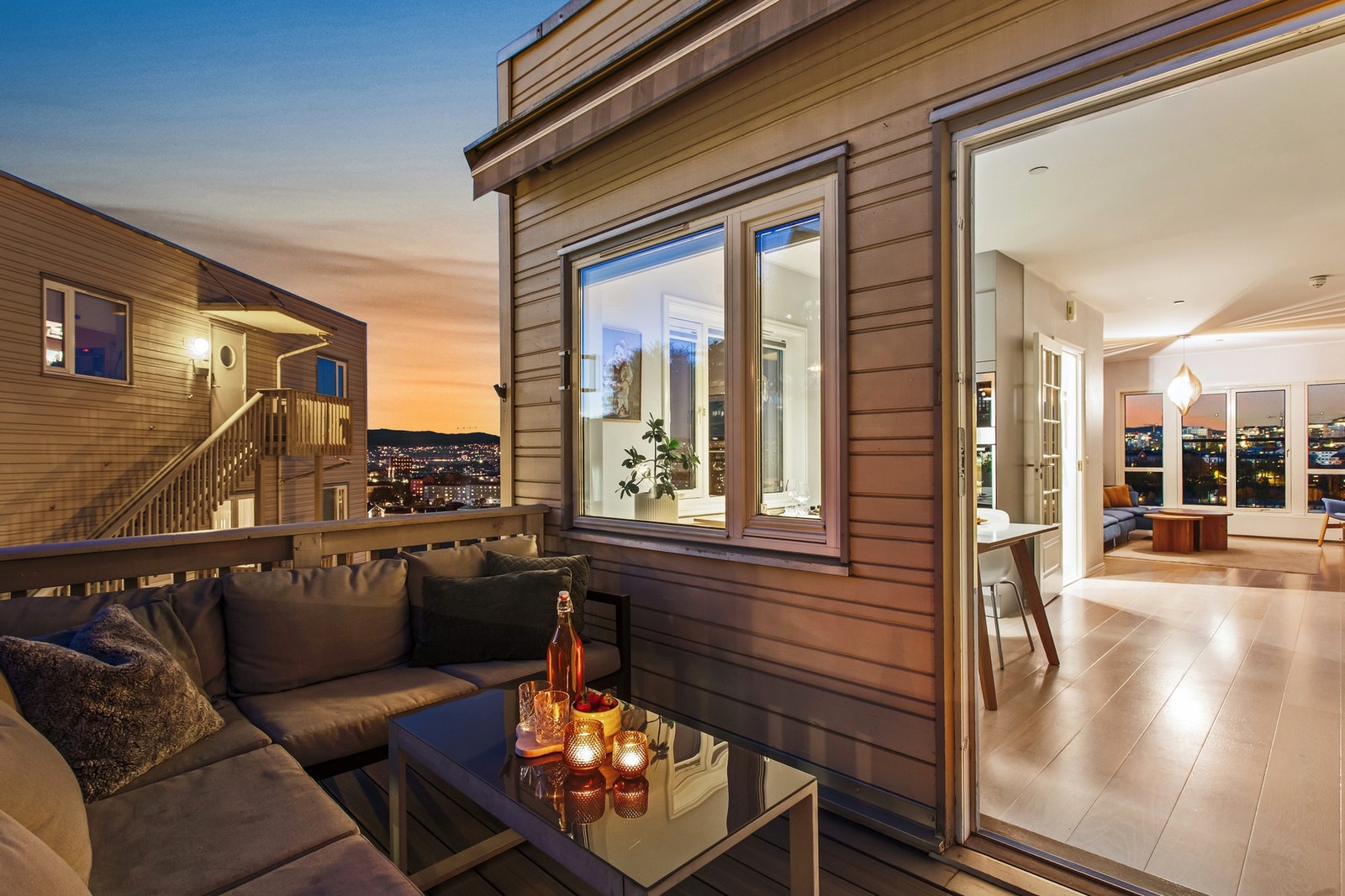 Leiligheten har utgang fra kjøkkenet til en sydvestvendt balkong på ca. 12,8 kvm. Galleribilde