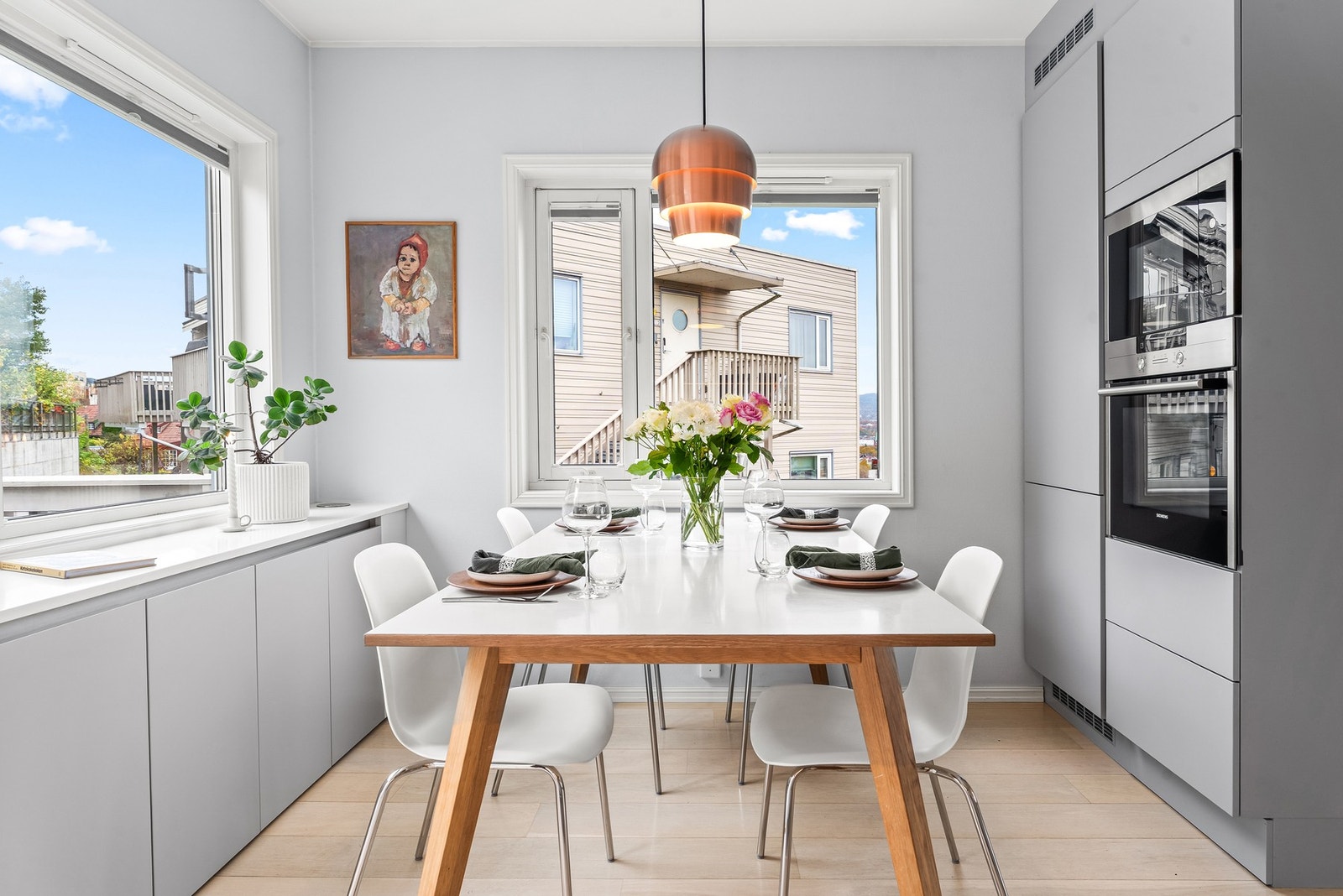 Videre er kjøkkenet utstyrt med integrerte hvitevarer som oppvaskmaskin, kjøleskap, stekeovn og koketopp, samt ventilator, benkestikk og god arbeidsbelysning. Galleribilde